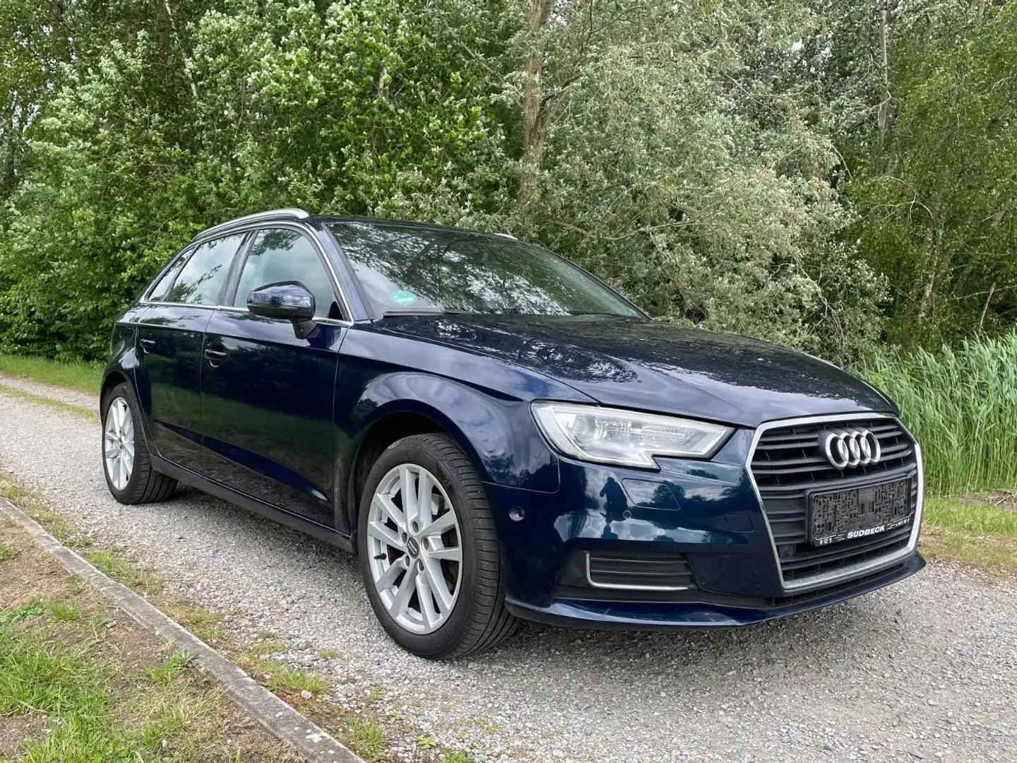 Audi A3 Sportback design Automatik 1.6l TDi Tüv=01/27 Blau - 1
