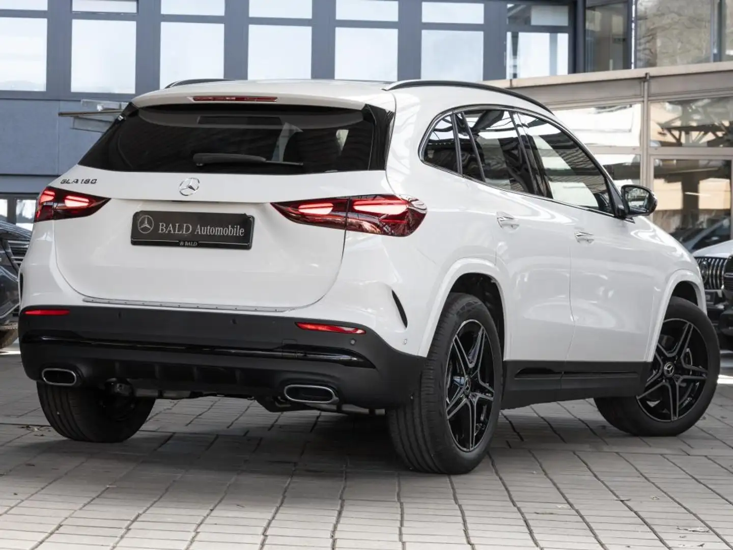 Mercedes-Benz GLA 180 AMG-Advanced+/ILS/Pano/360/Easy/Night/19 Weiß - 2