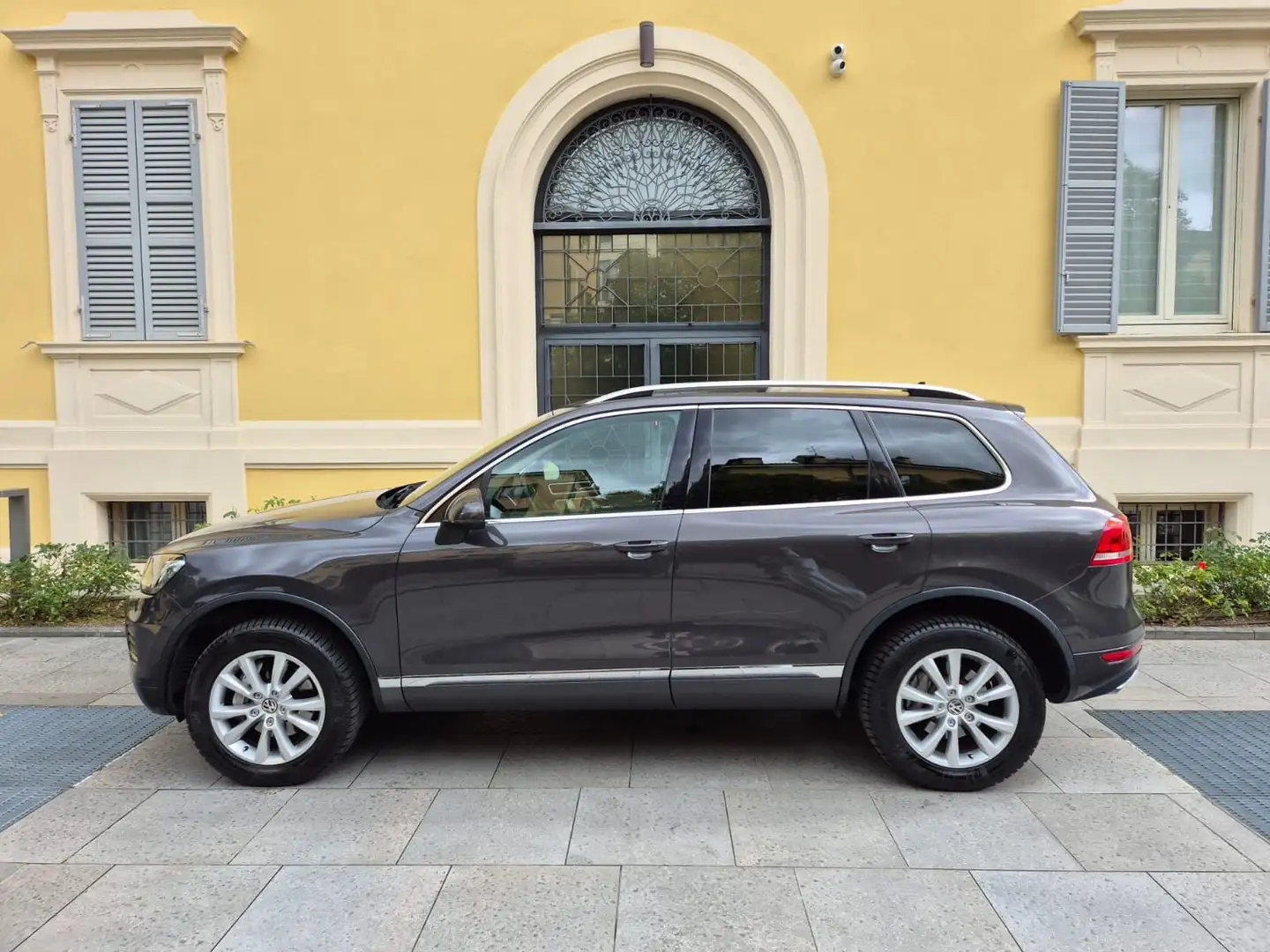 Volkswagen Touareg Touareg 3.0 V6 tdi Executive UNICO PROPRIETARIO Gris - 2