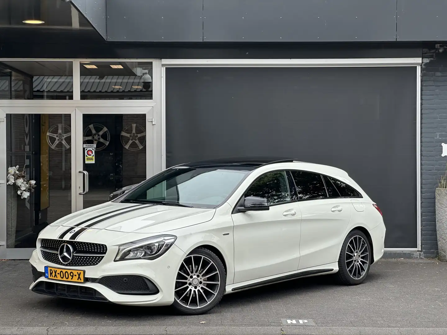 Mercedes-Benz CLA 200 Shooting Brake Prestige AMG-LINE / PANO / STOELVER Wit - 1