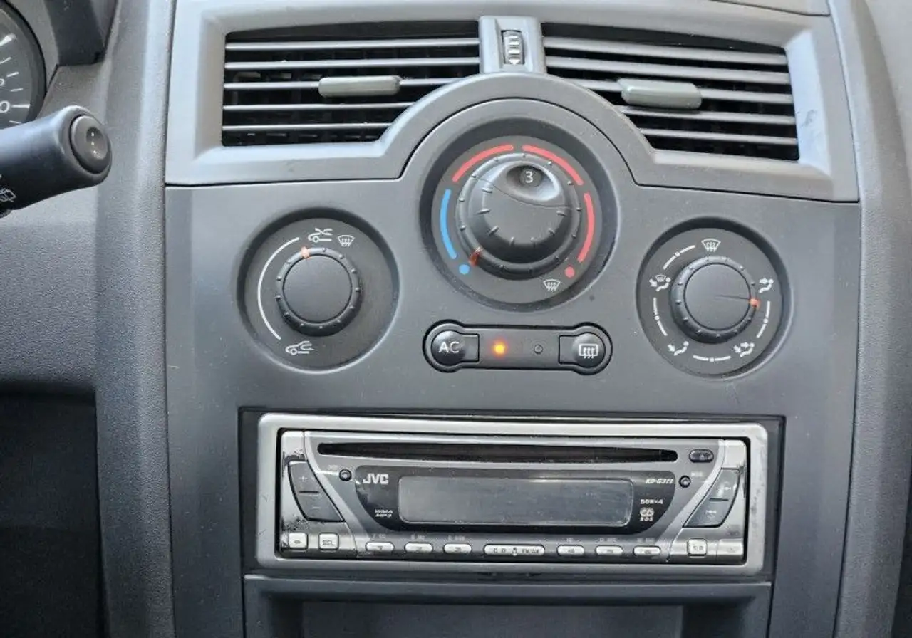 Renault Megane Citadine 5 portes — photo 16