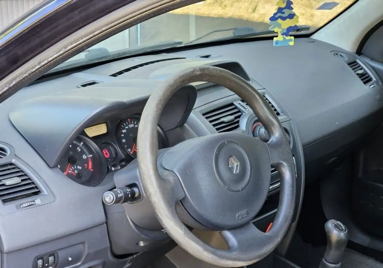 Renault Megane Citadine 5 portes — photo 11