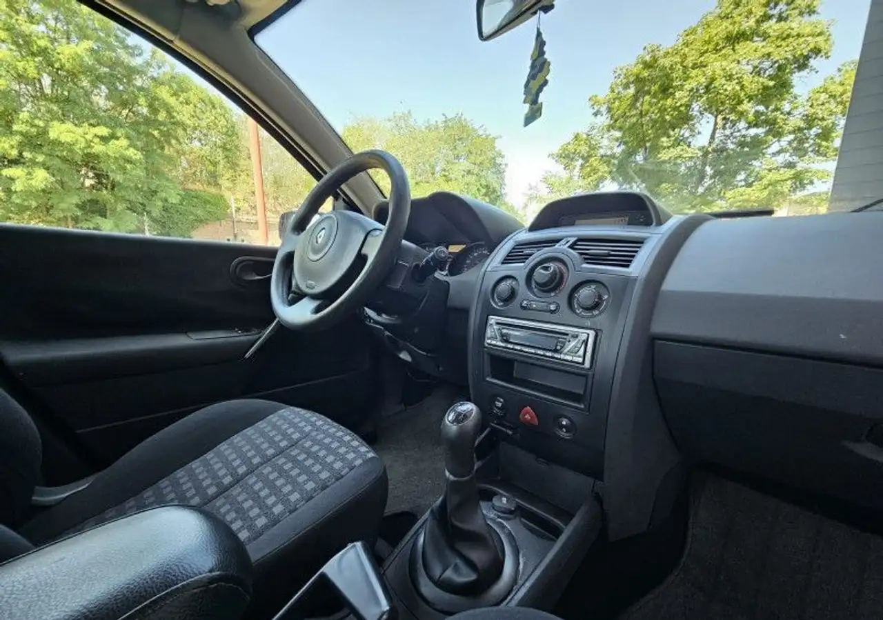 Renault Megane Citadine 5 portes — photo 17