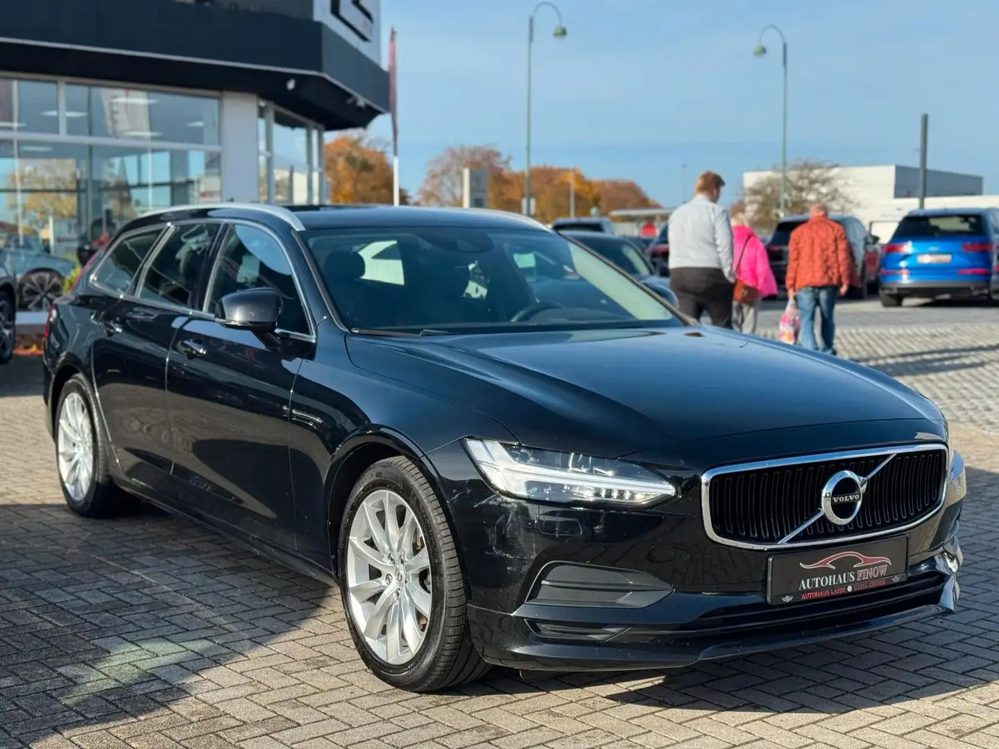 Volvo V90 D4 Kombi Momentum Pro"LED"AHK"KAMERA"NAVI" Schwarz - 2