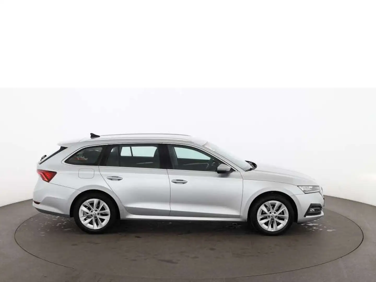 Skoda Octavia Combi 2.0 TDI First Aut LED STANDHZG AHK Grau - 2