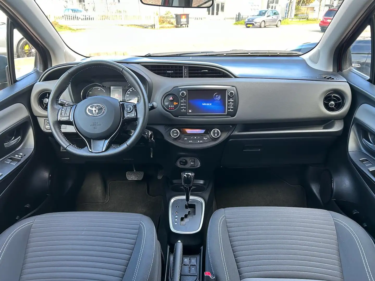Toyota Yaris 1.5 Hybrid Active Aut|Clima|Cruise|CAM|DealerOH Rood - 2