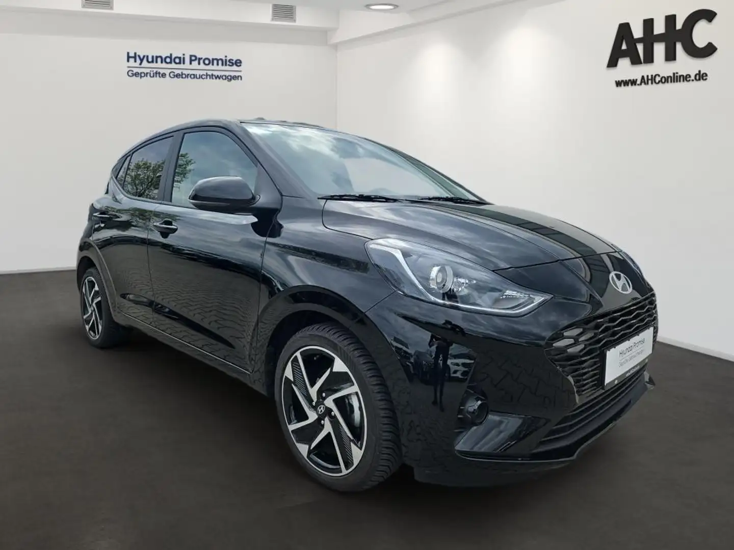 Hyundai i10 1.2 Benzin A/T Prime LM KlimaA Navi PDC AUT Schwarz - 2