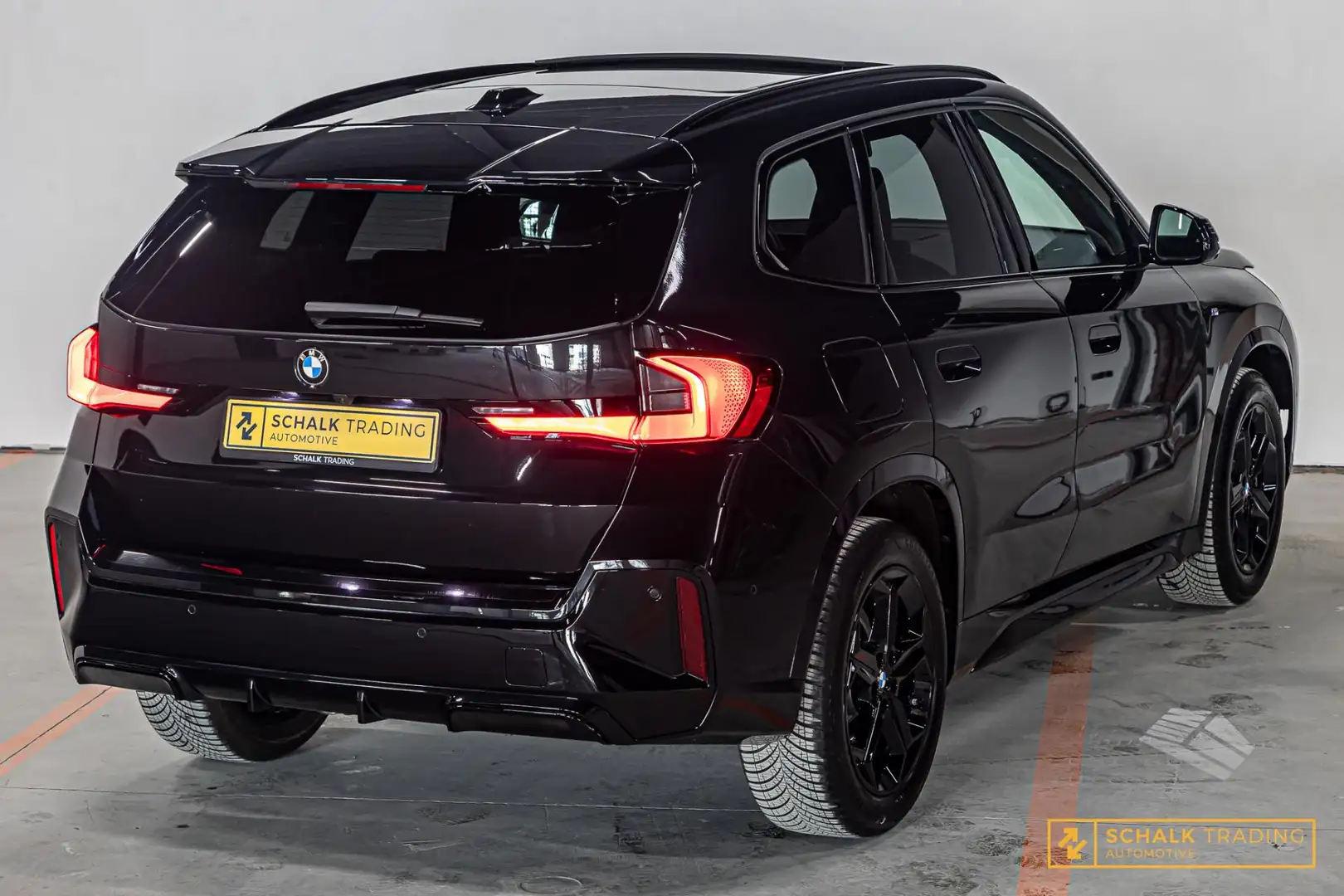 BMW X1 SDrive20i|M-sport|Pano|E-Trekhaak|HUD|H&K|E-stoel| Zwart - 2