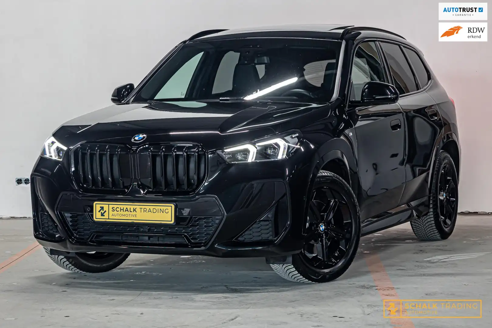 BMW X1 SDrive20i|M-sport|Pano|E-Trekhaak|HUD|H&K|E-stoel| Zwart - 1