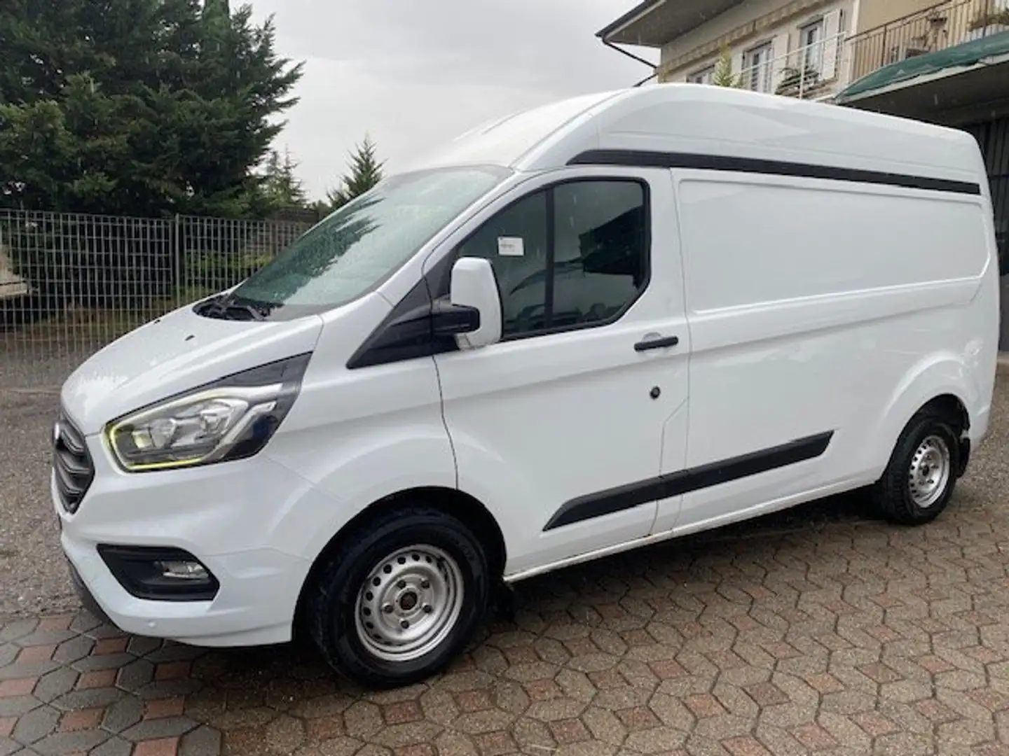 Ford Transit Custom 2.0 TDCI 170 CV HYBRID L2H2 TREND Weiß - 2