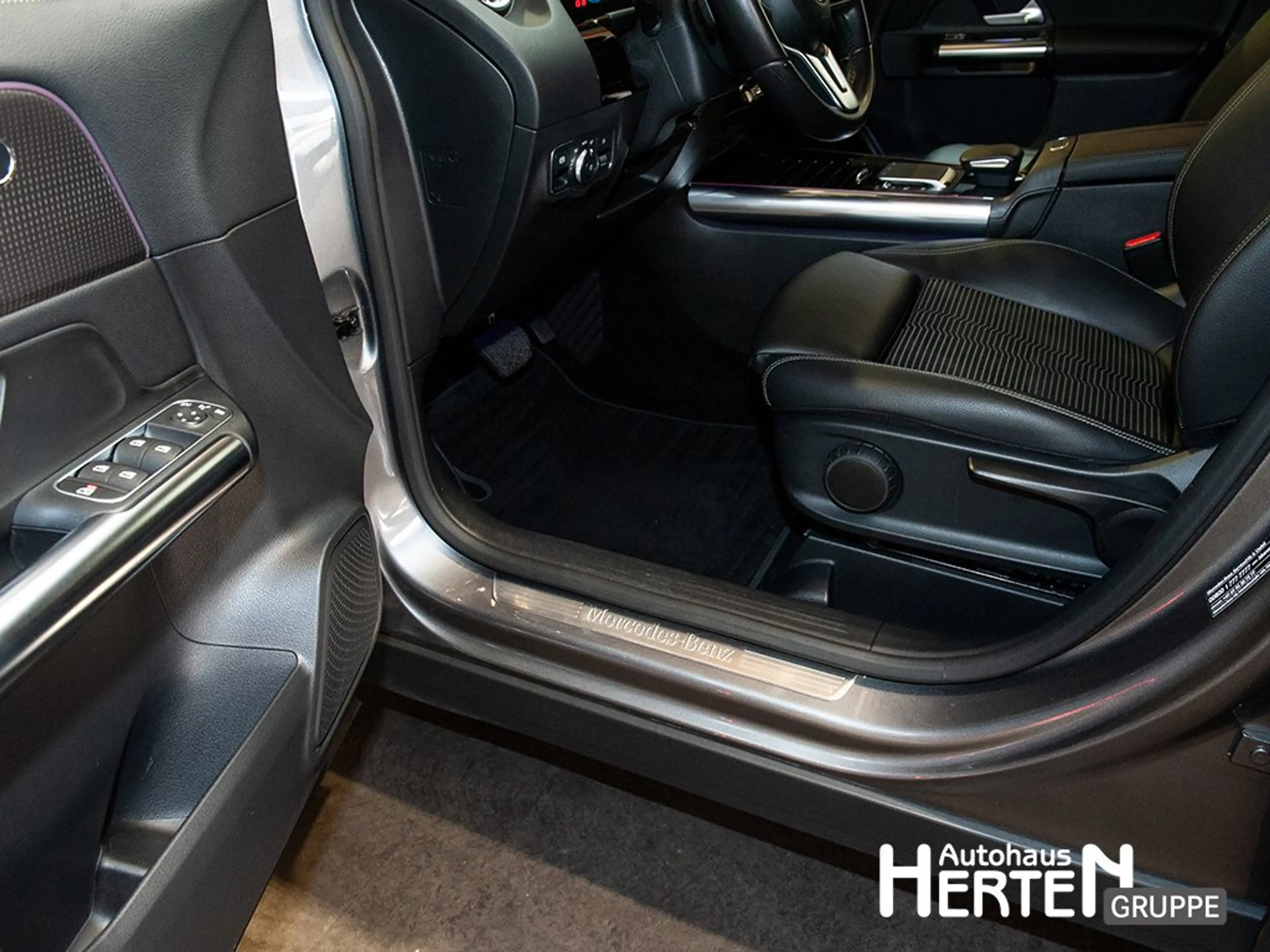 Mercedes-Benz GLA 200 PROGRESSIVE+NIGHT+18"+LED+AHK+AMBIENTE — photo 12