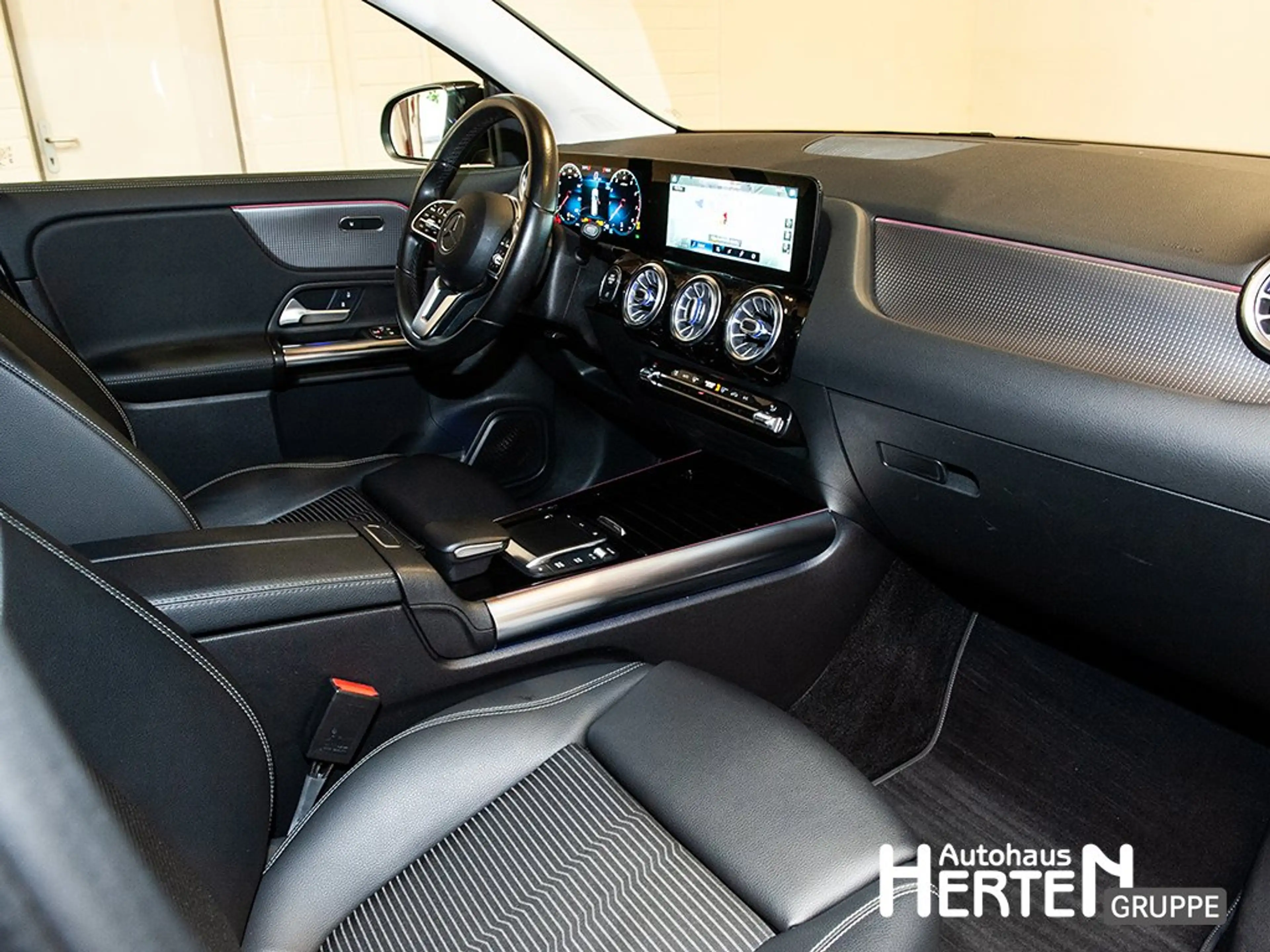 Mercedes-Benz GLA 200 PROGRESSIVE+NIGHT+18"+LED+AHK+AMBIENTE — photo 6