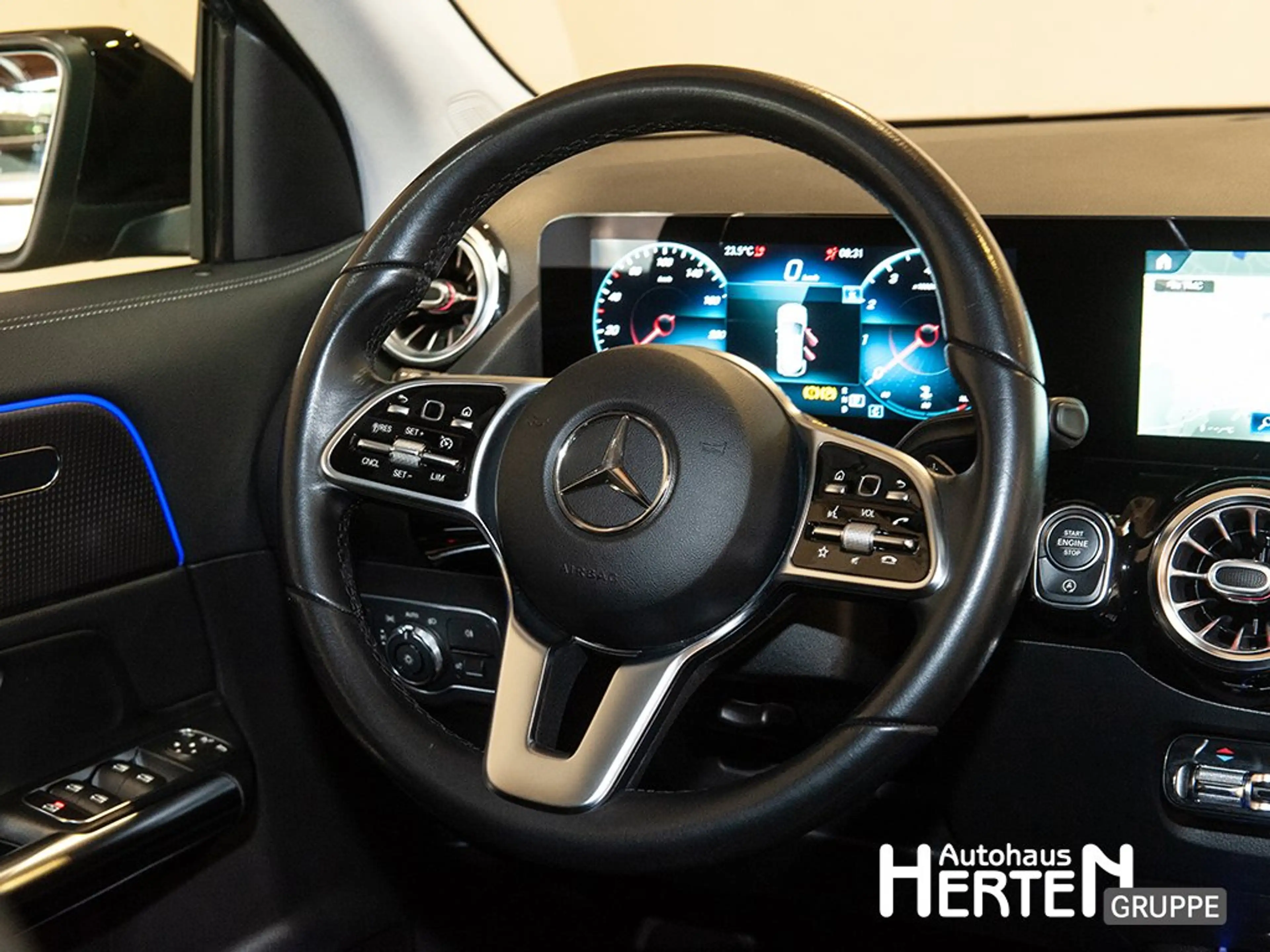 Mercedes-Benz GLA 200 PROGRESSIVE+NIGHT+18"+LED+AHK+AMBIENTE — photo 7