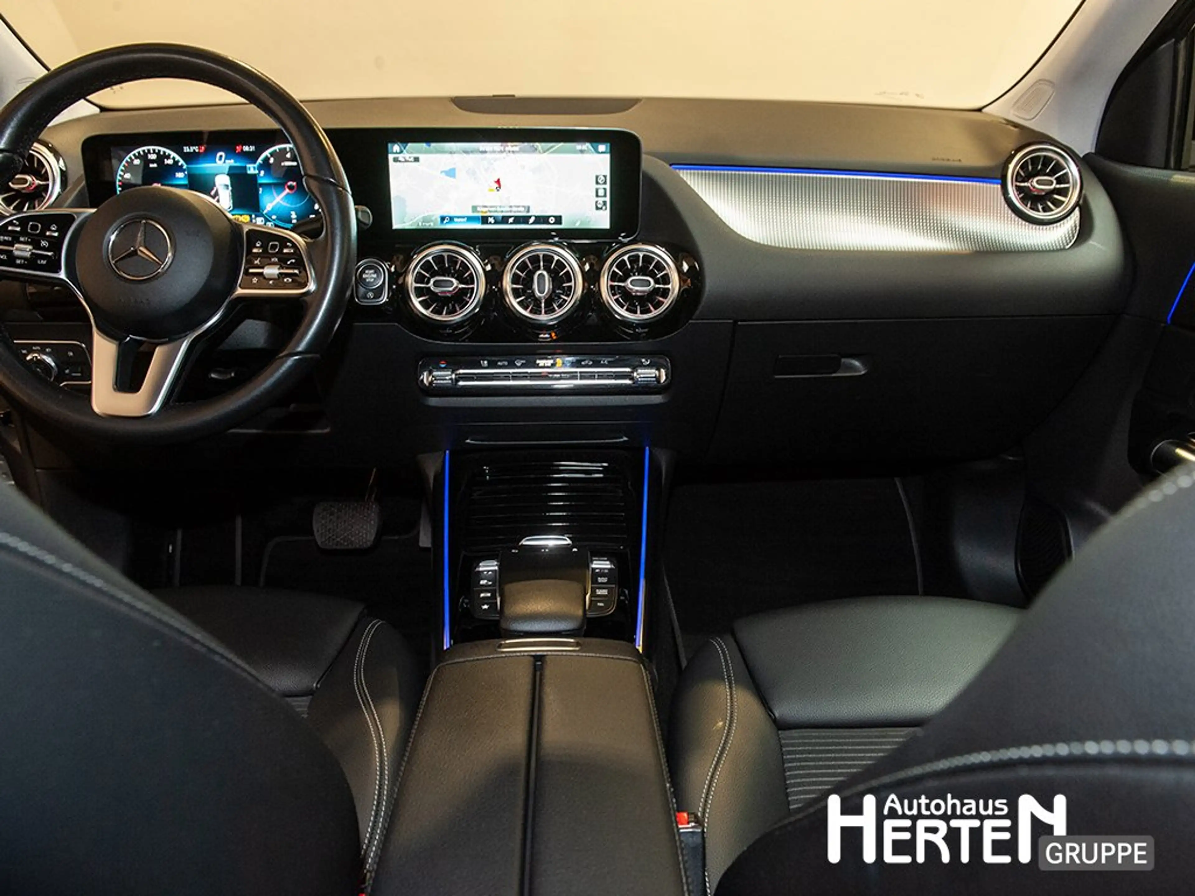 Mercedes-Benz GLA 200 PROGRESSIVE+NIGHT+18"+LED+AHK+AMBIENTE — photo 10