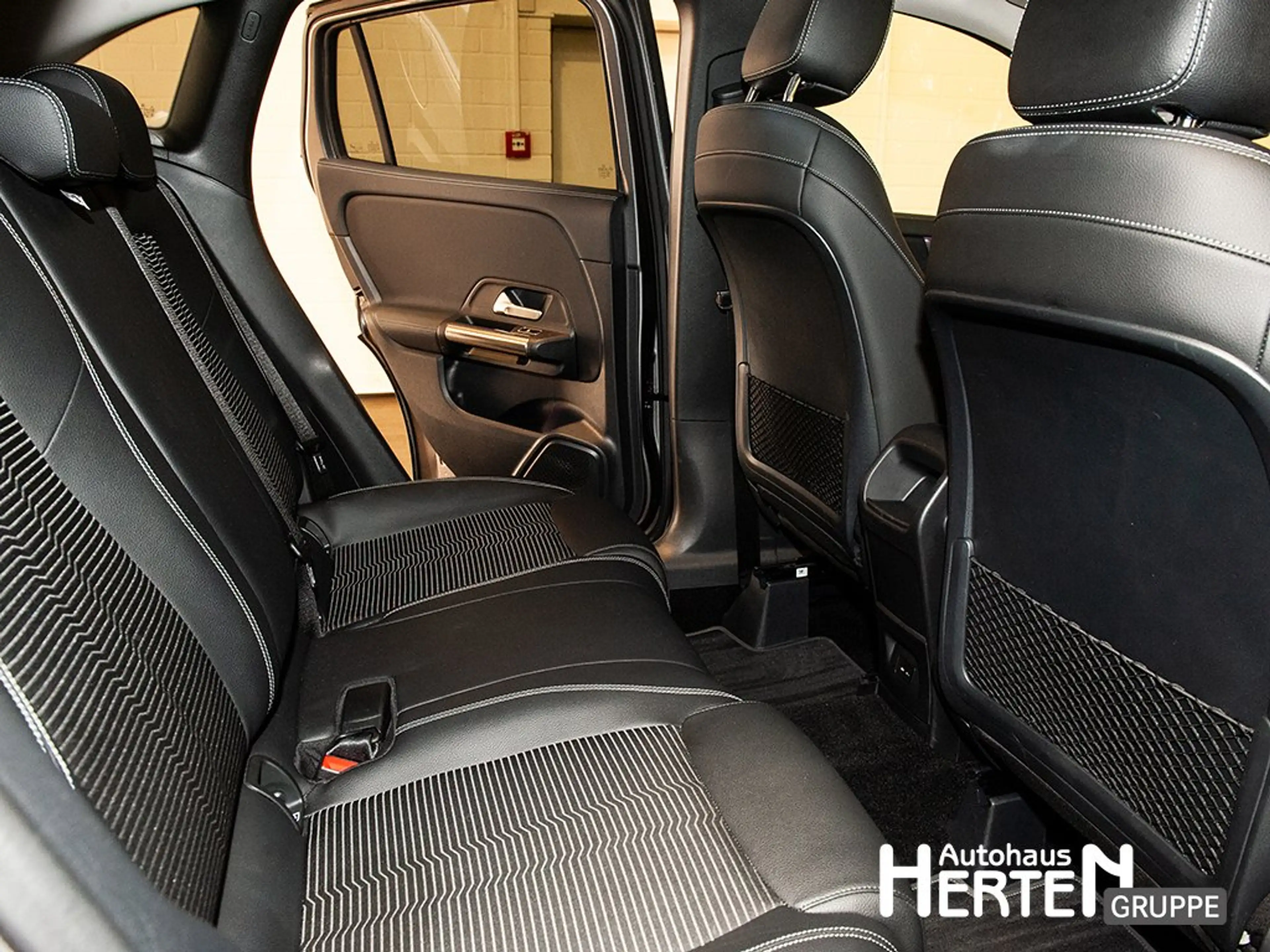 Mercedes-Benz GLA 200 PROGRESSIVE+NIGHT+18"+LED+AHK+AMBIENTE — photo 17