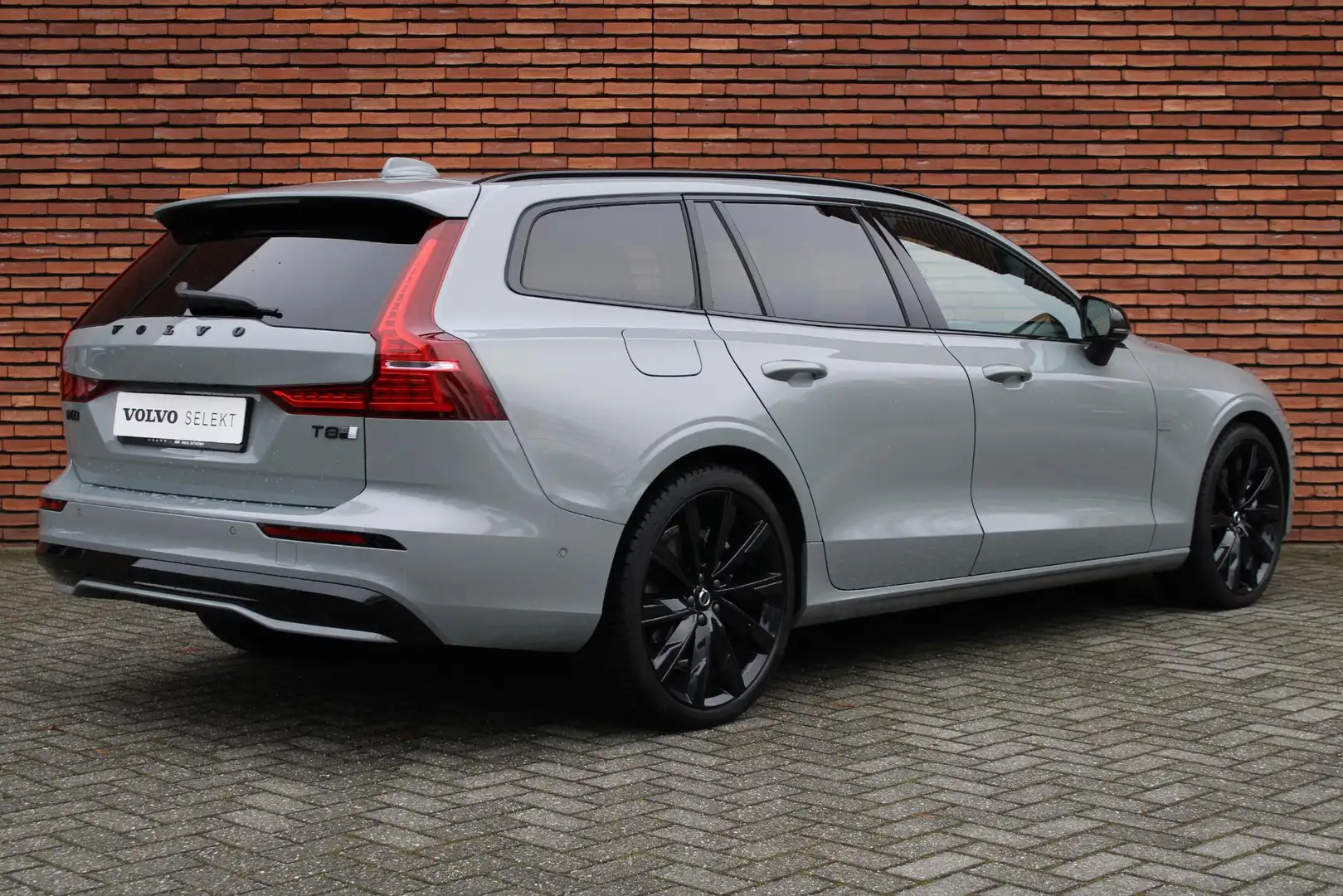 Volvo V60 T8 455pk AWD Plus Dark Performance Edition | Poles Gris - 2