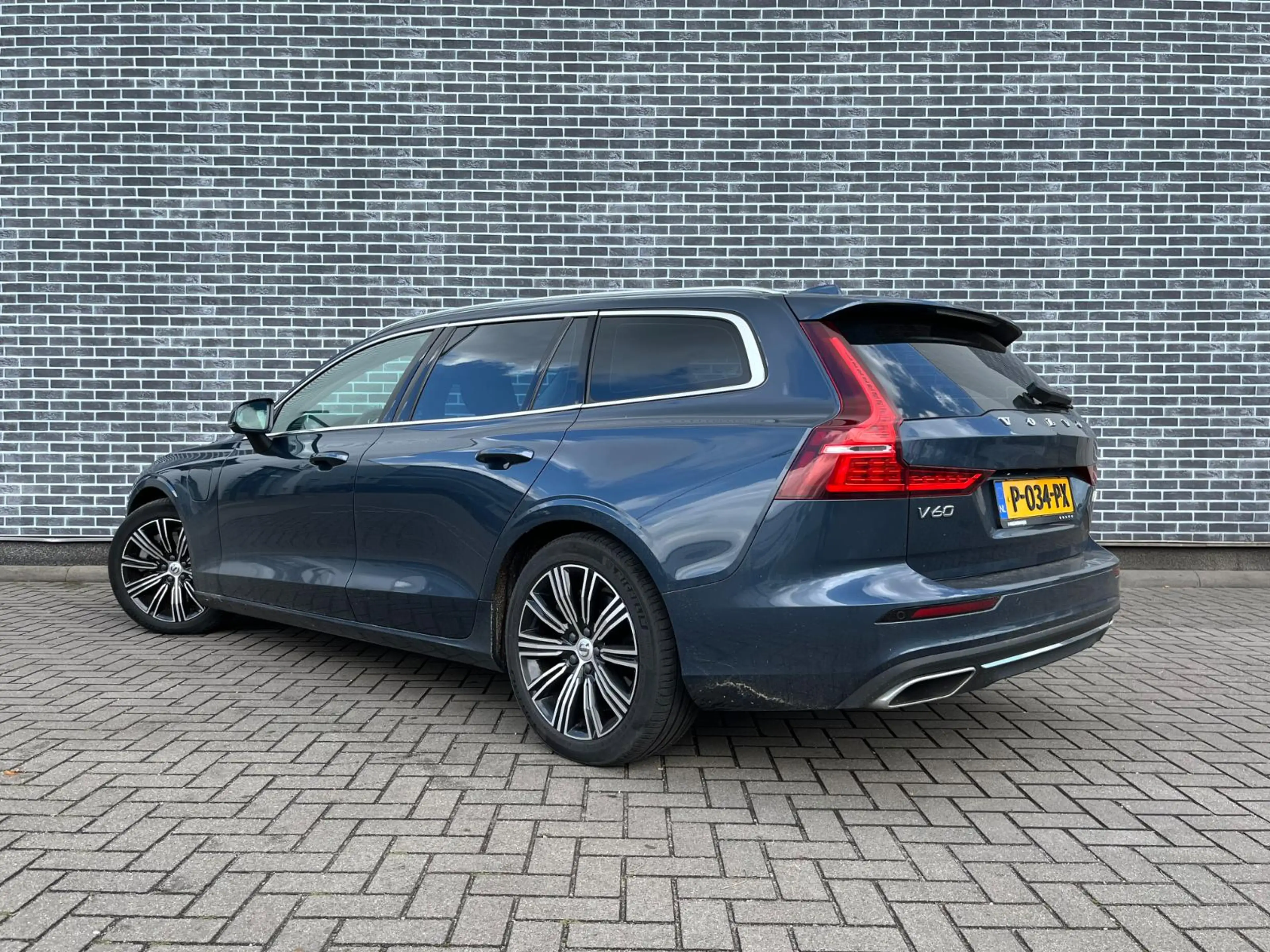 Volvo V60 T6 Plug-in hybrid AWD Ultimate Bright | Long Range — photo 3