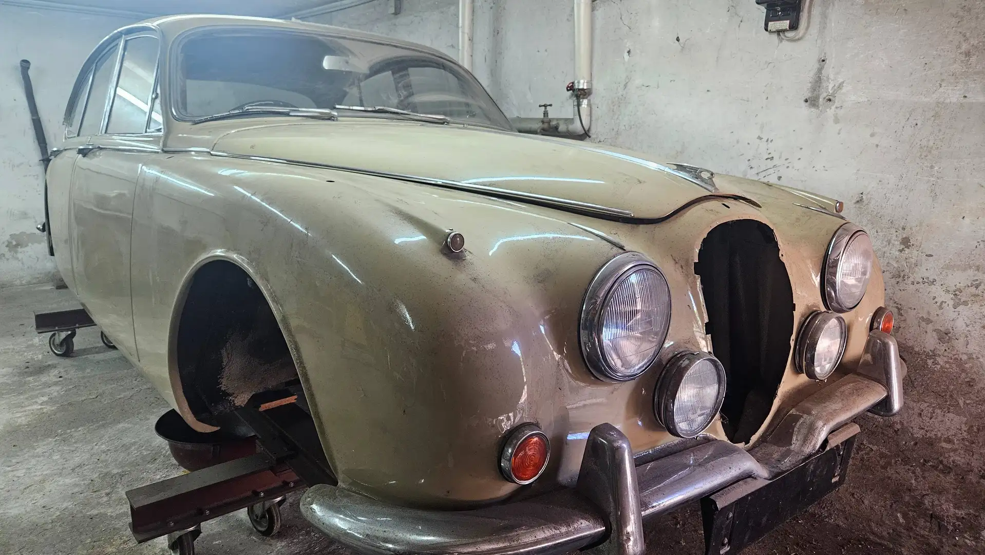 Daimler Sonstige 250 V8 Saloon RHD Beige - 1