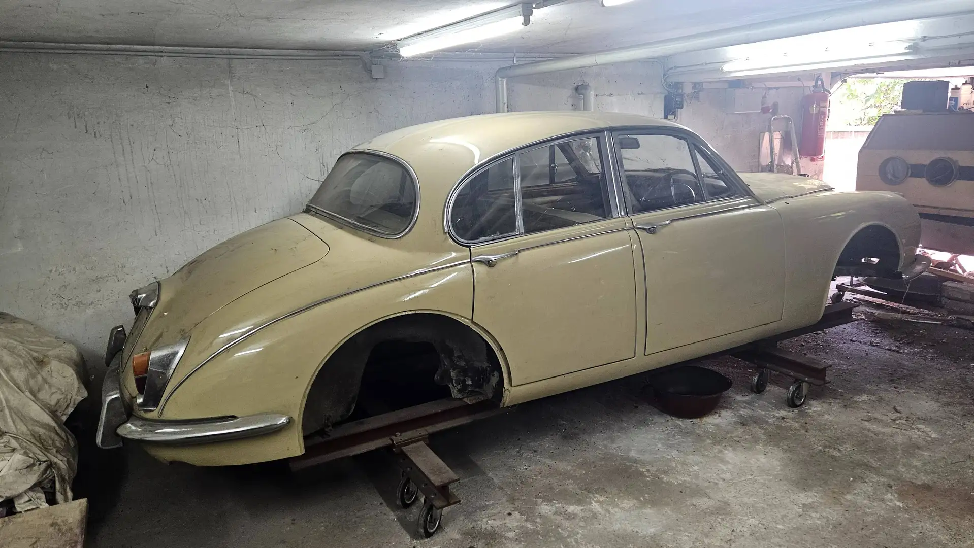 Daimler Sonstige 250 V8 Saloon RHD Beige - 2