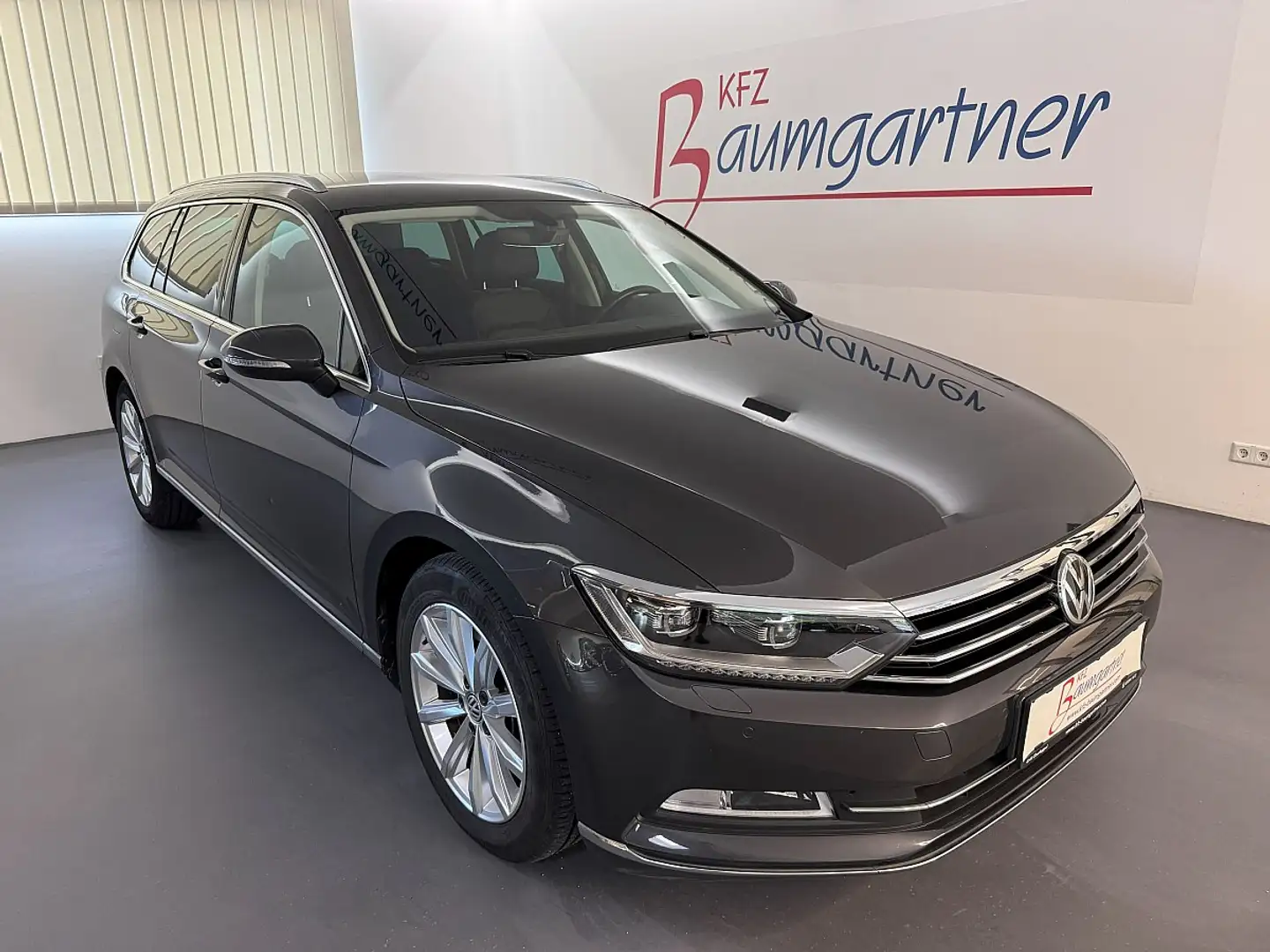 Volkswagen Passat Variant Highline 1,6TDI DSG *LED*NAVI*ACC*AHK*Sitzheizu... Grau - 1