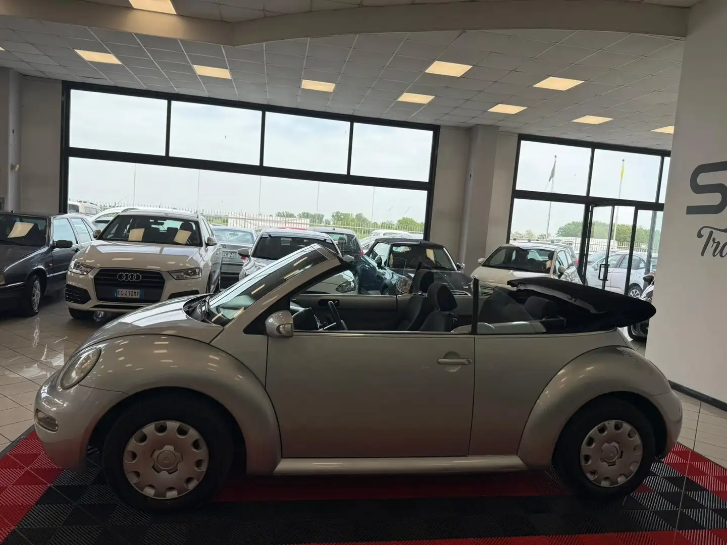 Volkswagen New Beetle 1.9 TDI 101CV Cabrio Zilver - 2