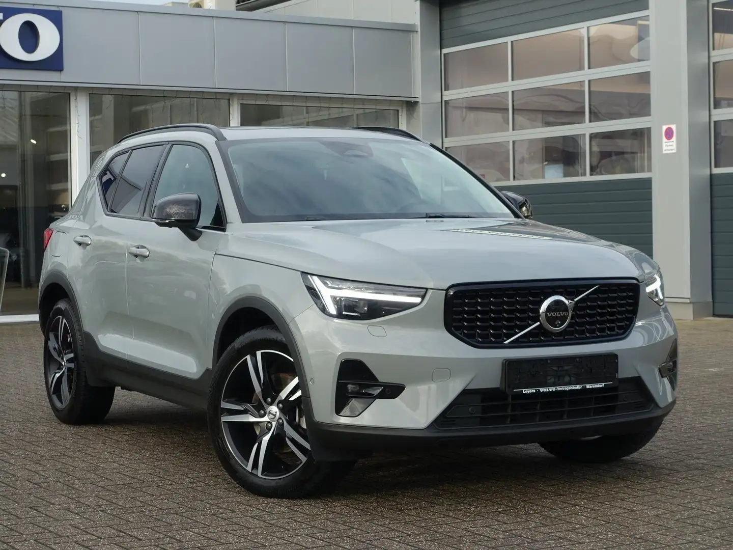 Volvo XC40 Plus B4 Mild-Hybrid/360°Cam/Pixel-LED/Pano. Grau - 2