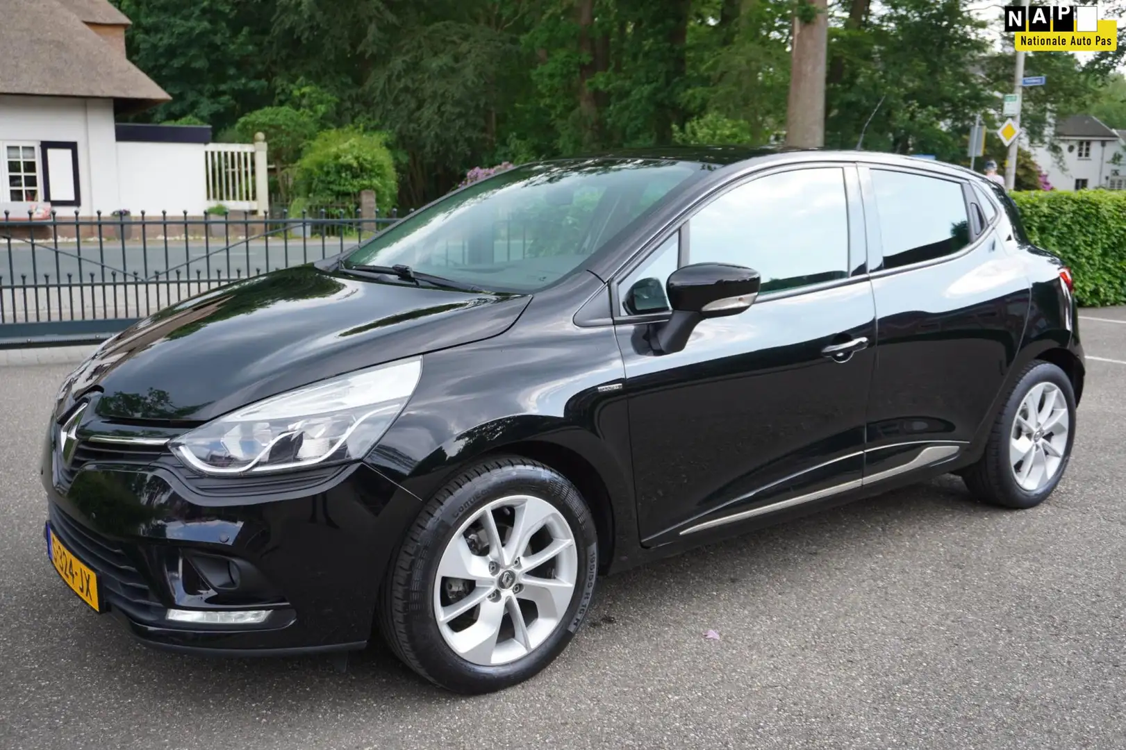 Renault Clio 1.2 TCe Intens Airco Navi Cruise Pdc Zwart - 1