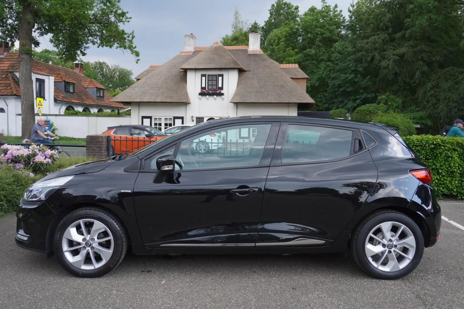 Renault Clio 1.2 TCe Intens Airco Navi Cruise Pdc Zwart - 2