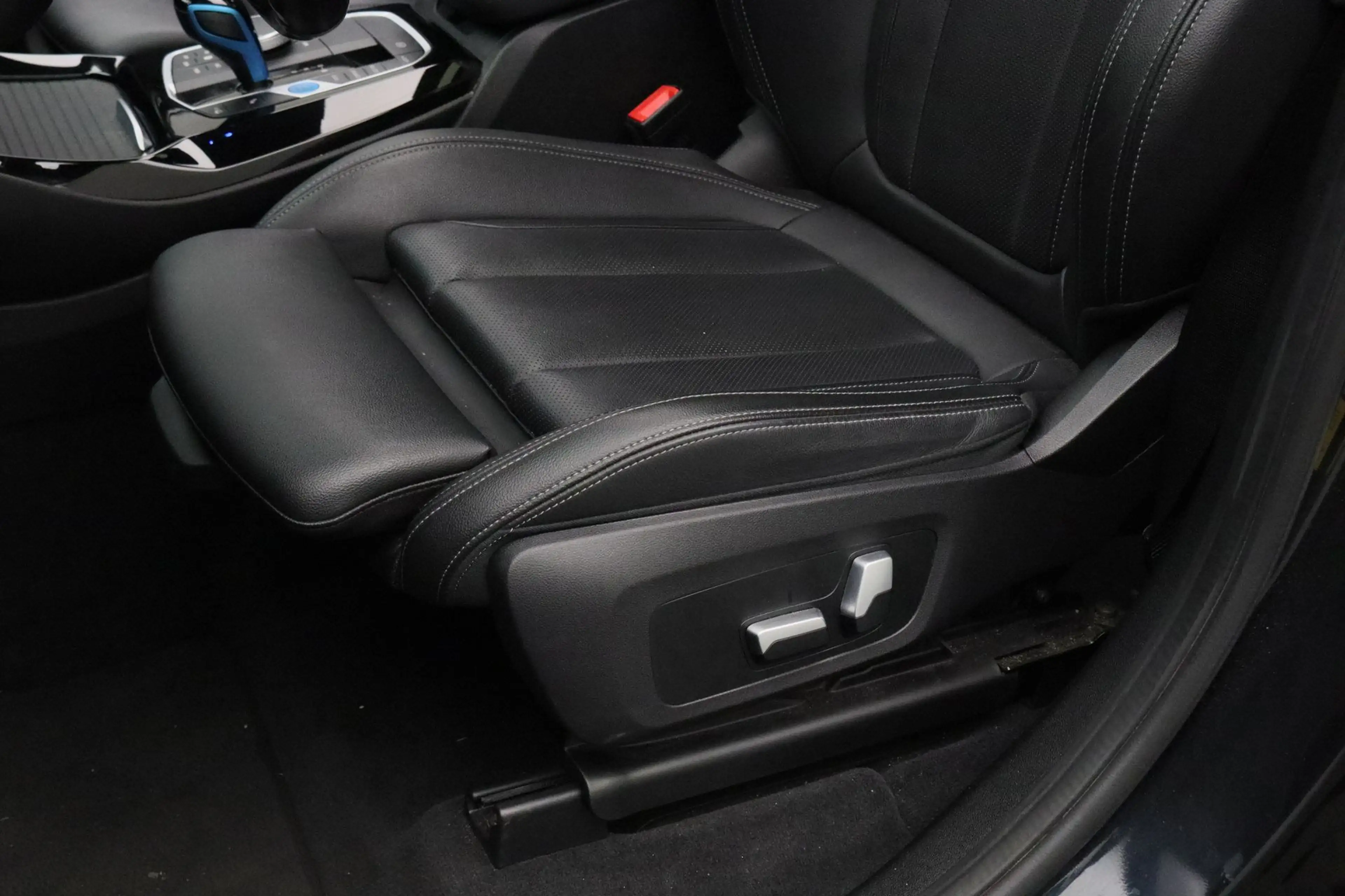 BMW iX3 Executive 80 kWh | M-sport Shadow Line | Achterrui — photo 4