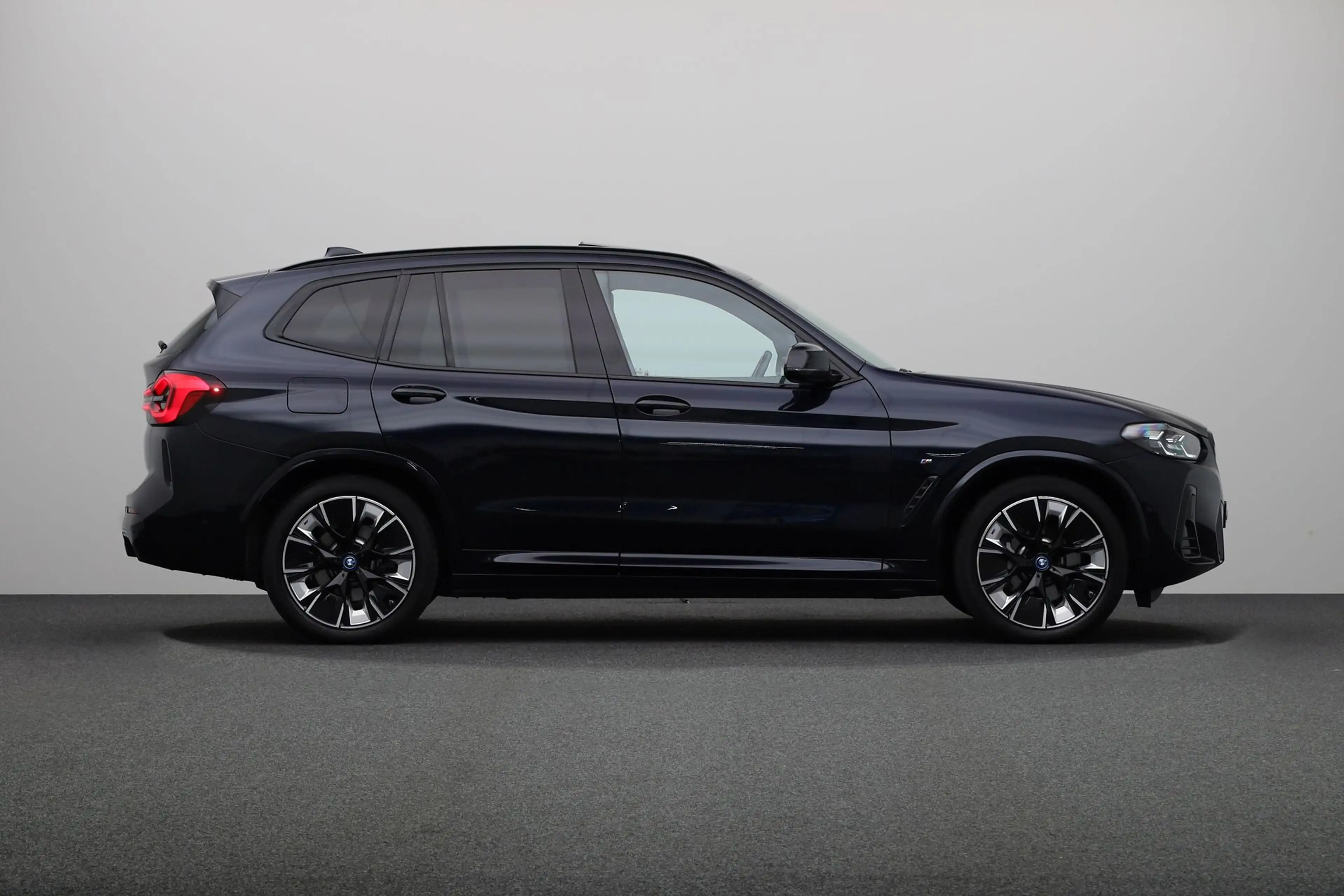 BMW iX3 Executive 80 kWh | M-sport Shadow Line | Achterrui — photo 13