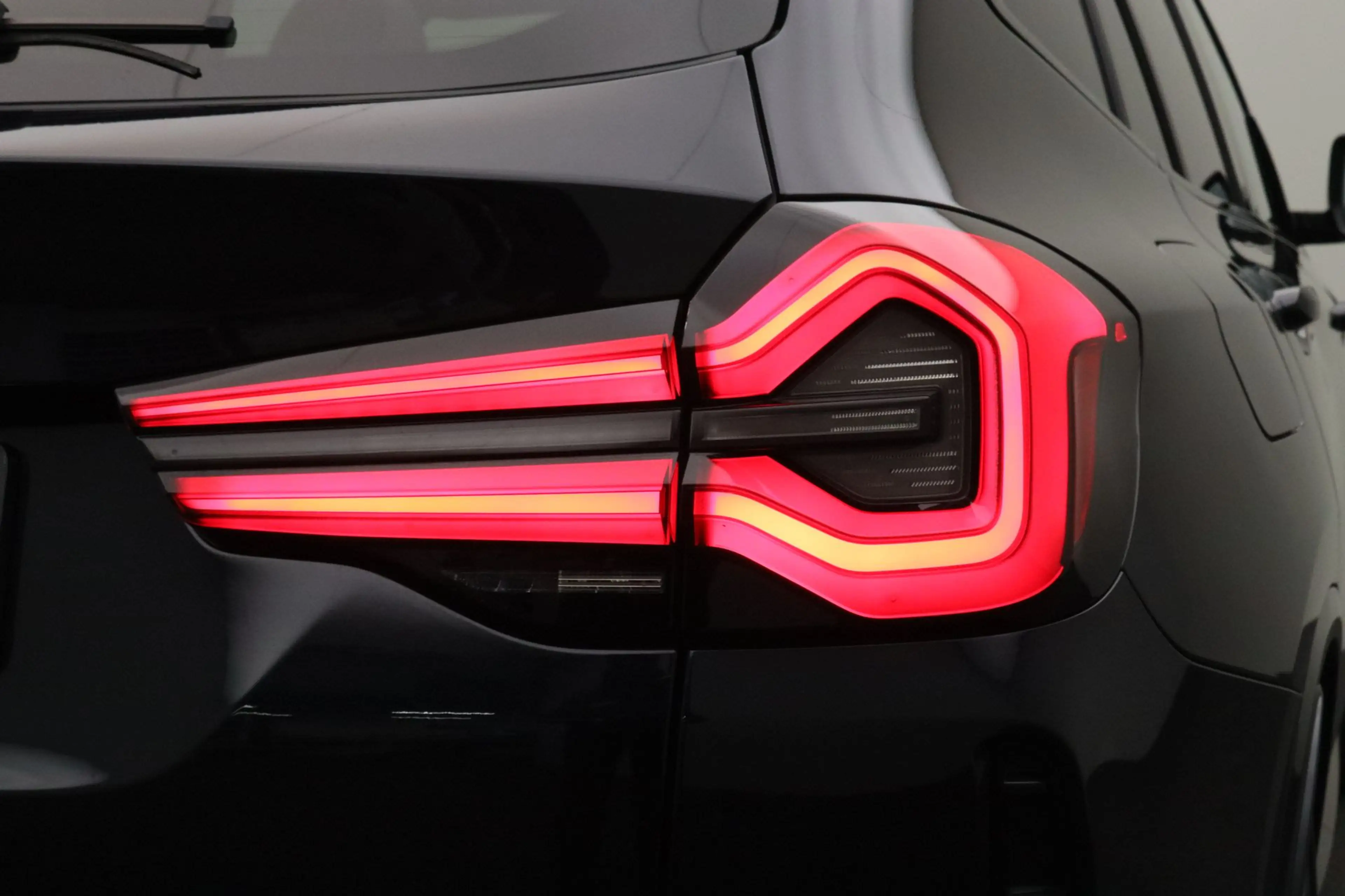 BMW iX3 Executive 80 kWh | M-sport Shadow Line | Achterrui — photo 11
