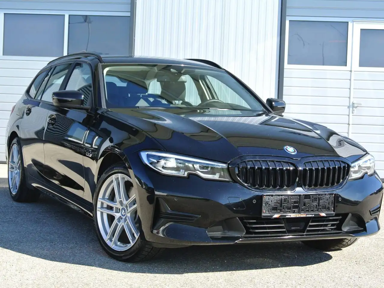 BMW 320 e xDrive touring Aut. *LEDER * AHK * LED* FLA * — photo 1 of 13