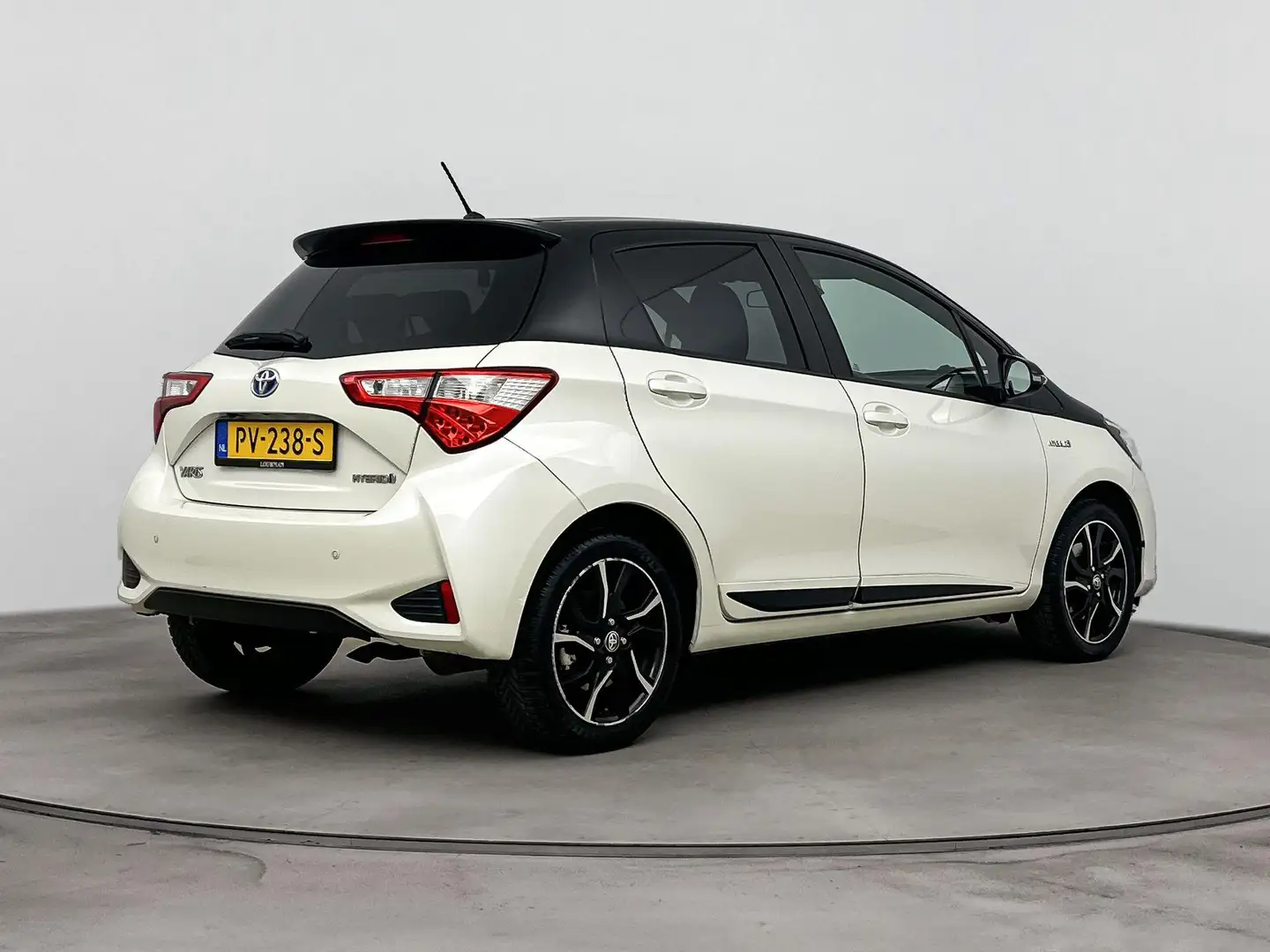 Toyota Yaris 1.5 Hybrid Bi-Tone | Navigatie | Cruise Control | Blanco - 2