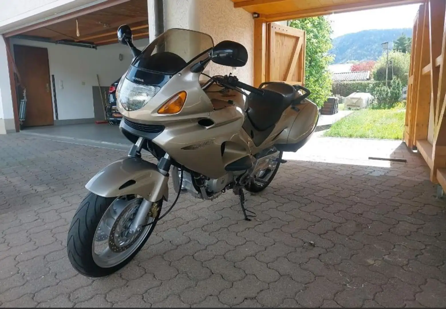 Honda Deauville 650 Silber - 2