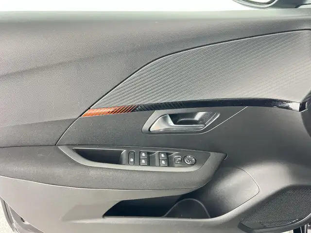 Peugeot 208 view 11