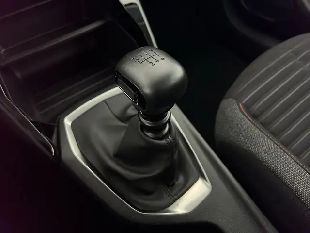 Peugeot 208 view 13