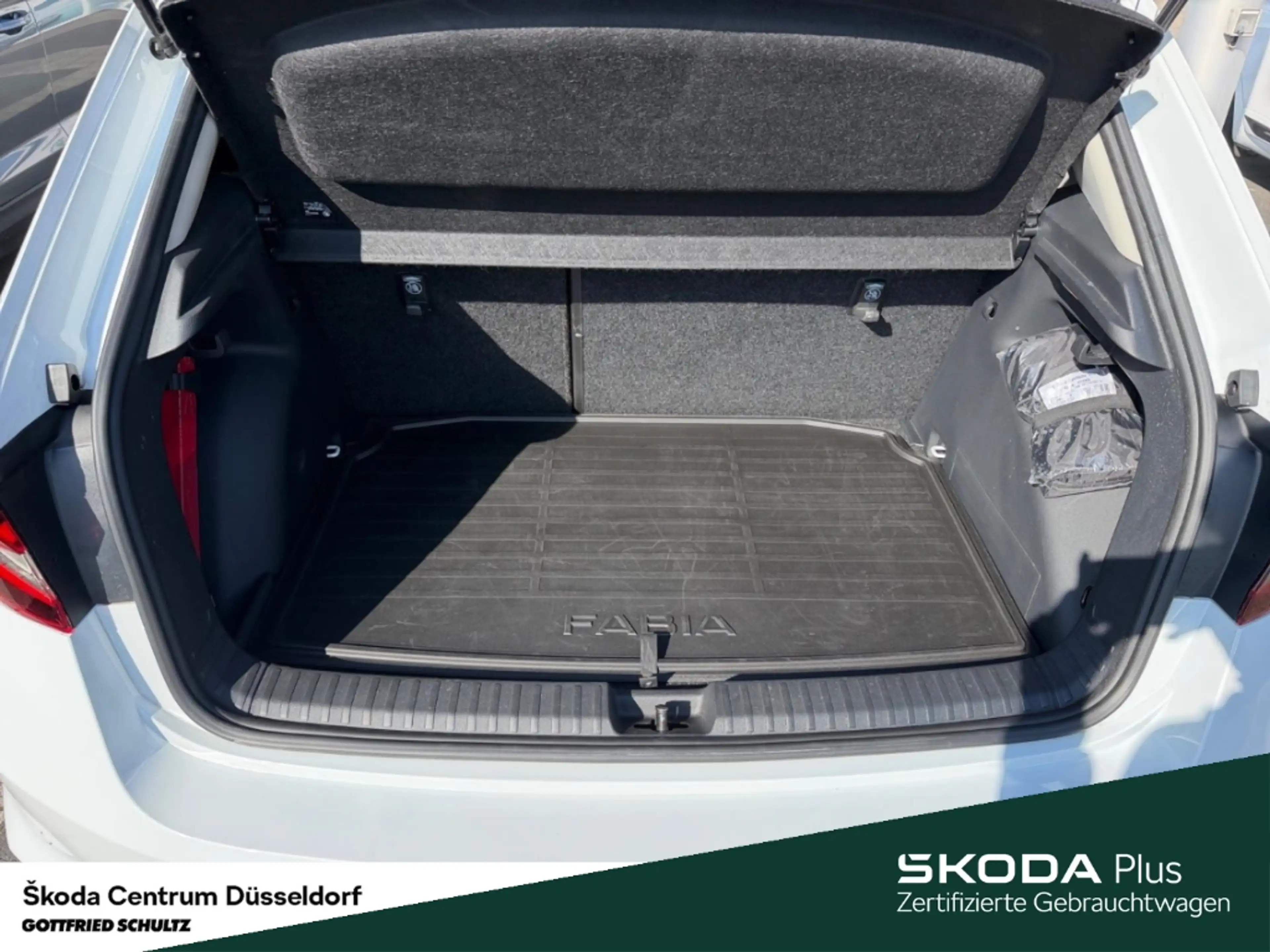Skoda Fabia Tour 1.0 TSI 95 PS 5 Gang Rückfahrkamera | Sitzhei — photo 9