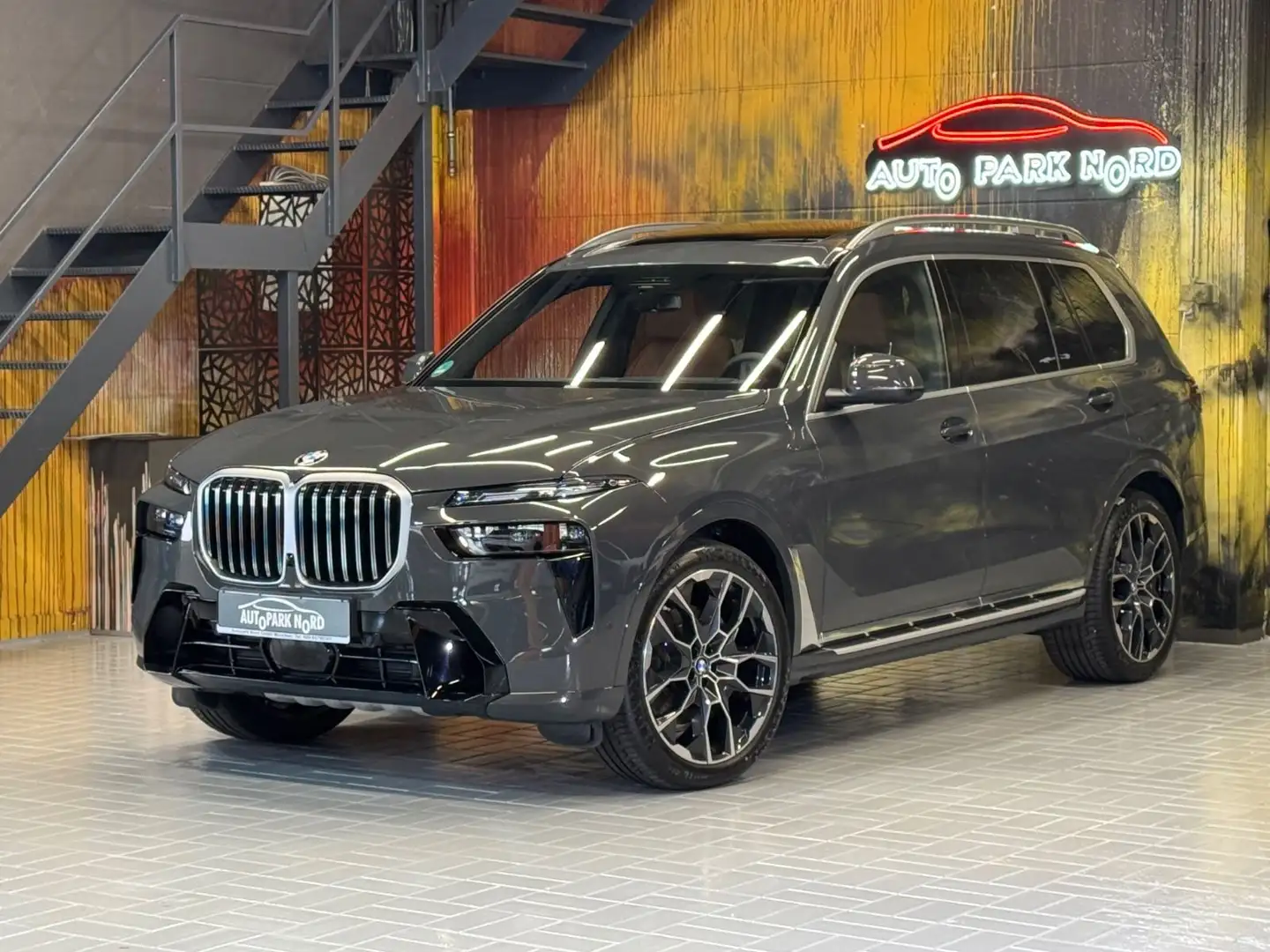 BMW X7 xDrive 40i M Sport~PANO SKY~HUD~ KAMERA~AHK Grau - 1