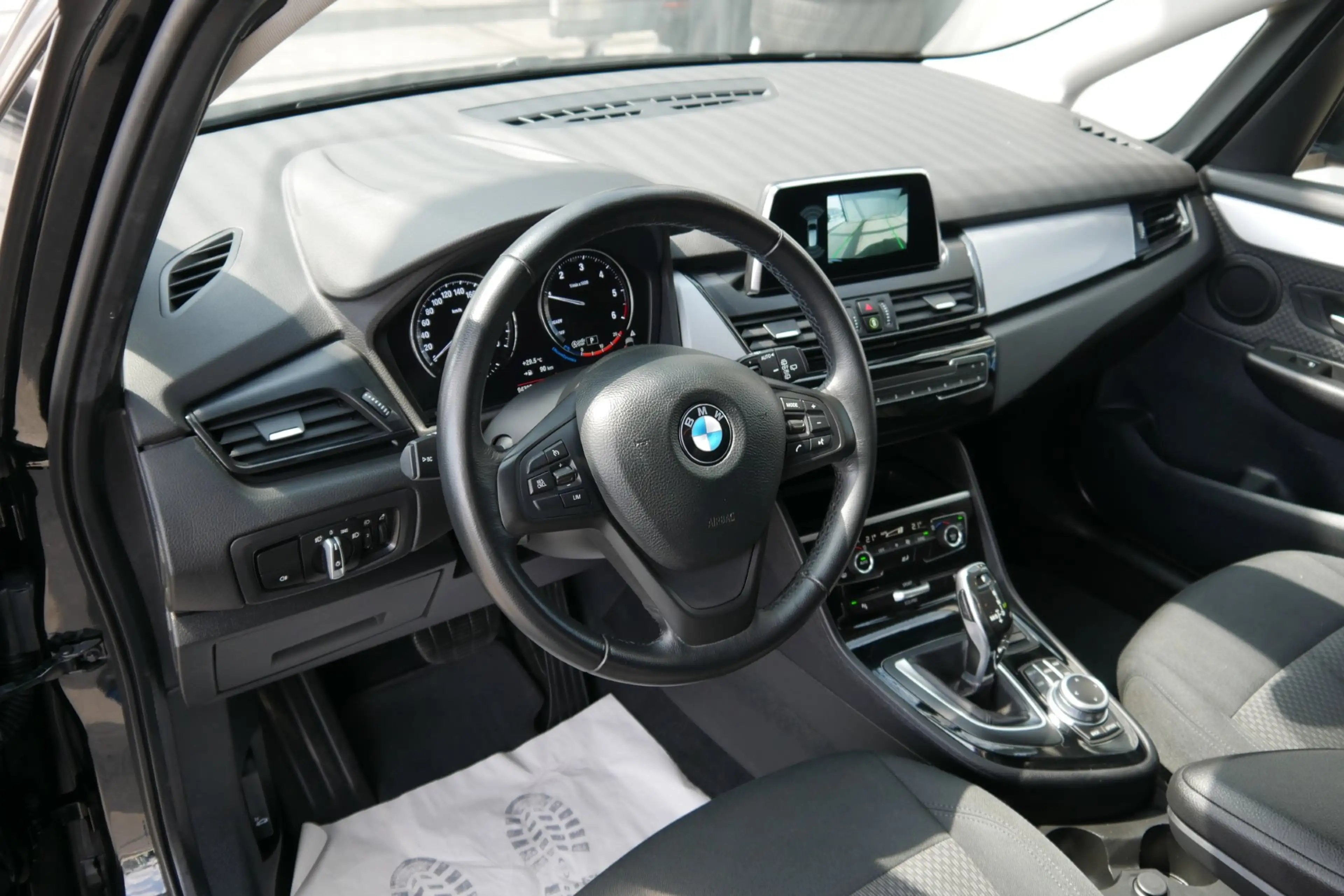 BMW 216 d — photo 9