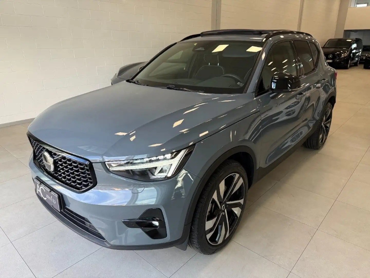 Volvo XC40 B3 automatico Ultimate Dark Grigio - 2