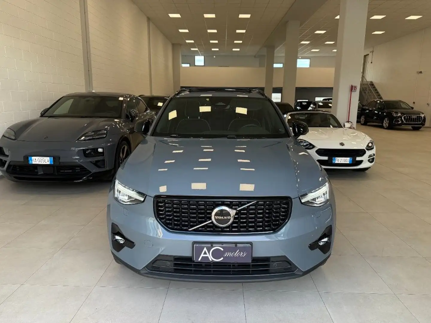 Volvo XC40 B3 automatico Ultimate Dark Grigio - 1