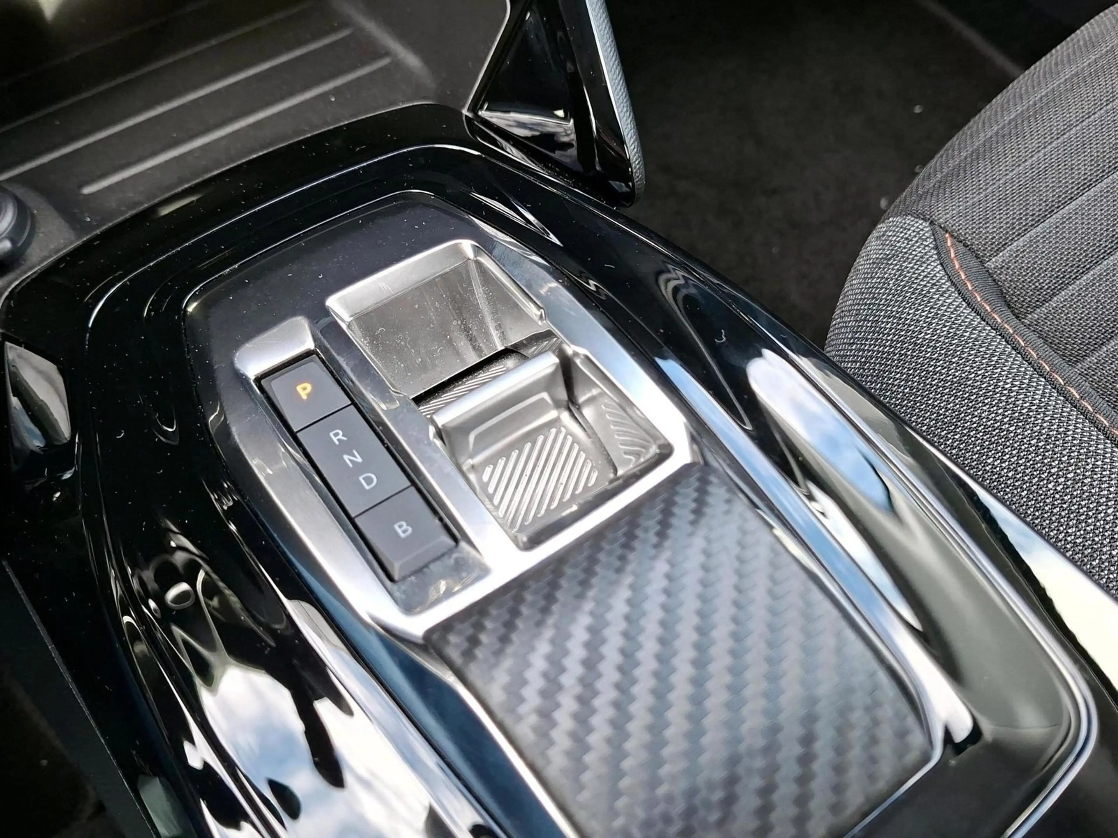 Peugeot e-208 Active Pack Elektromotor 136 SHZ — photo 11