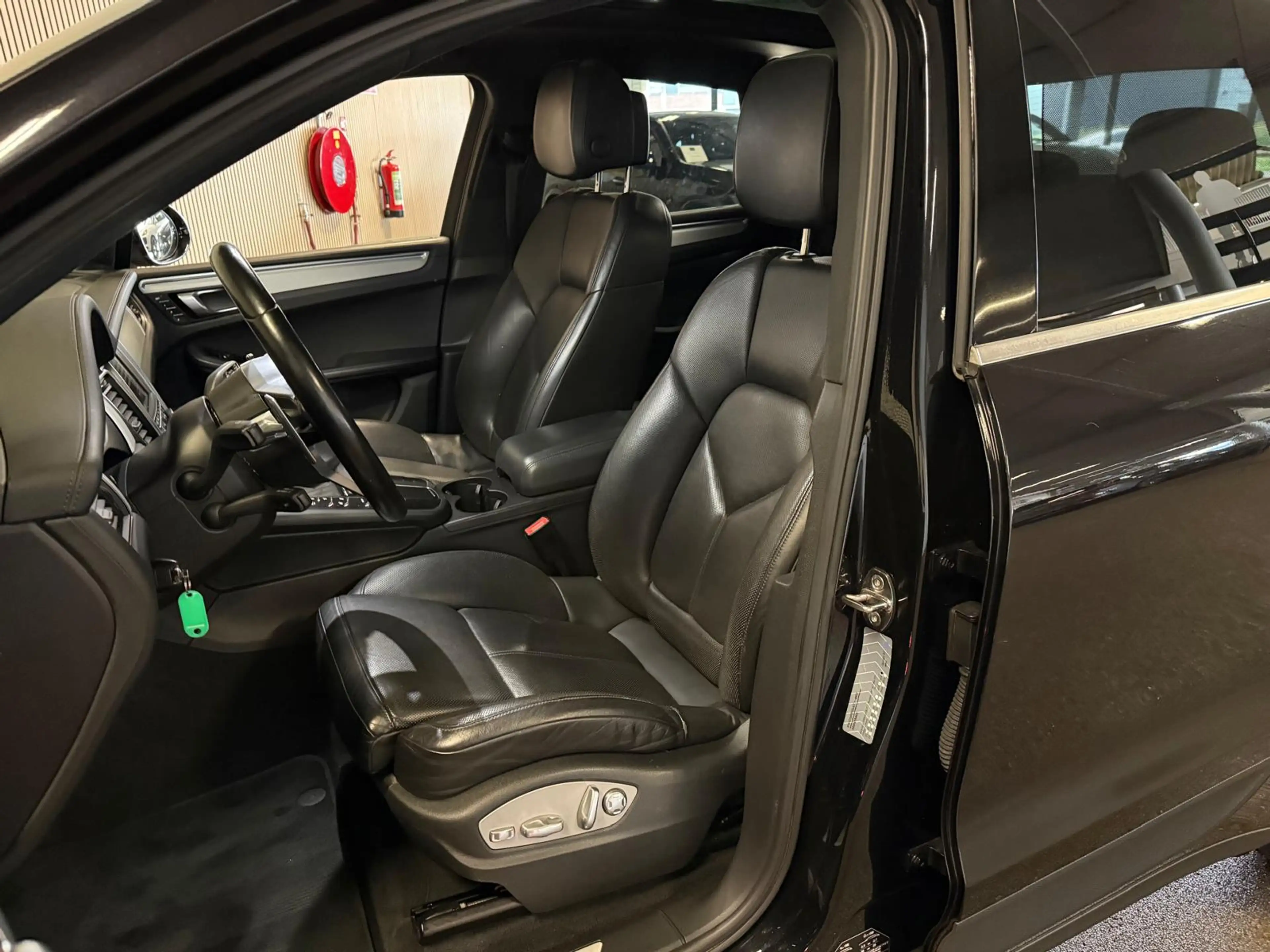 Porsche Macan 3.0S-LUCHTVERING-PANORAMA-STOELEN 14 VOUDIG-BURMES — photo 11