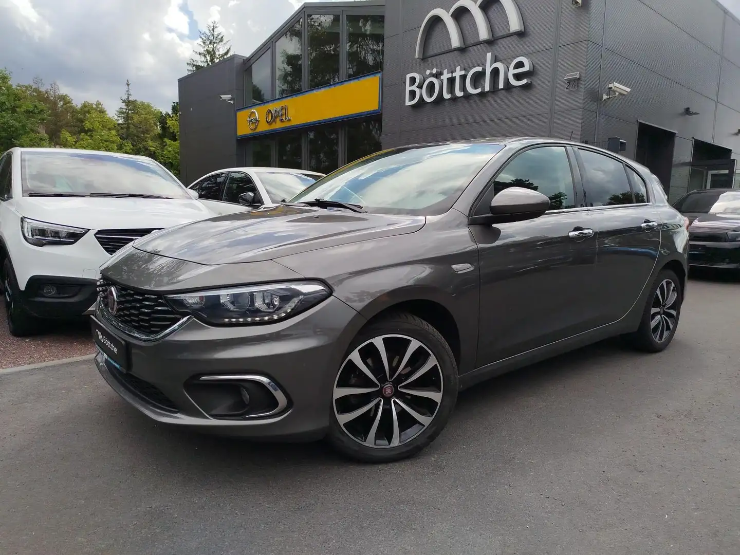 Fiat Tipo Lounge 1.4 16V Turbo Grijs - 2