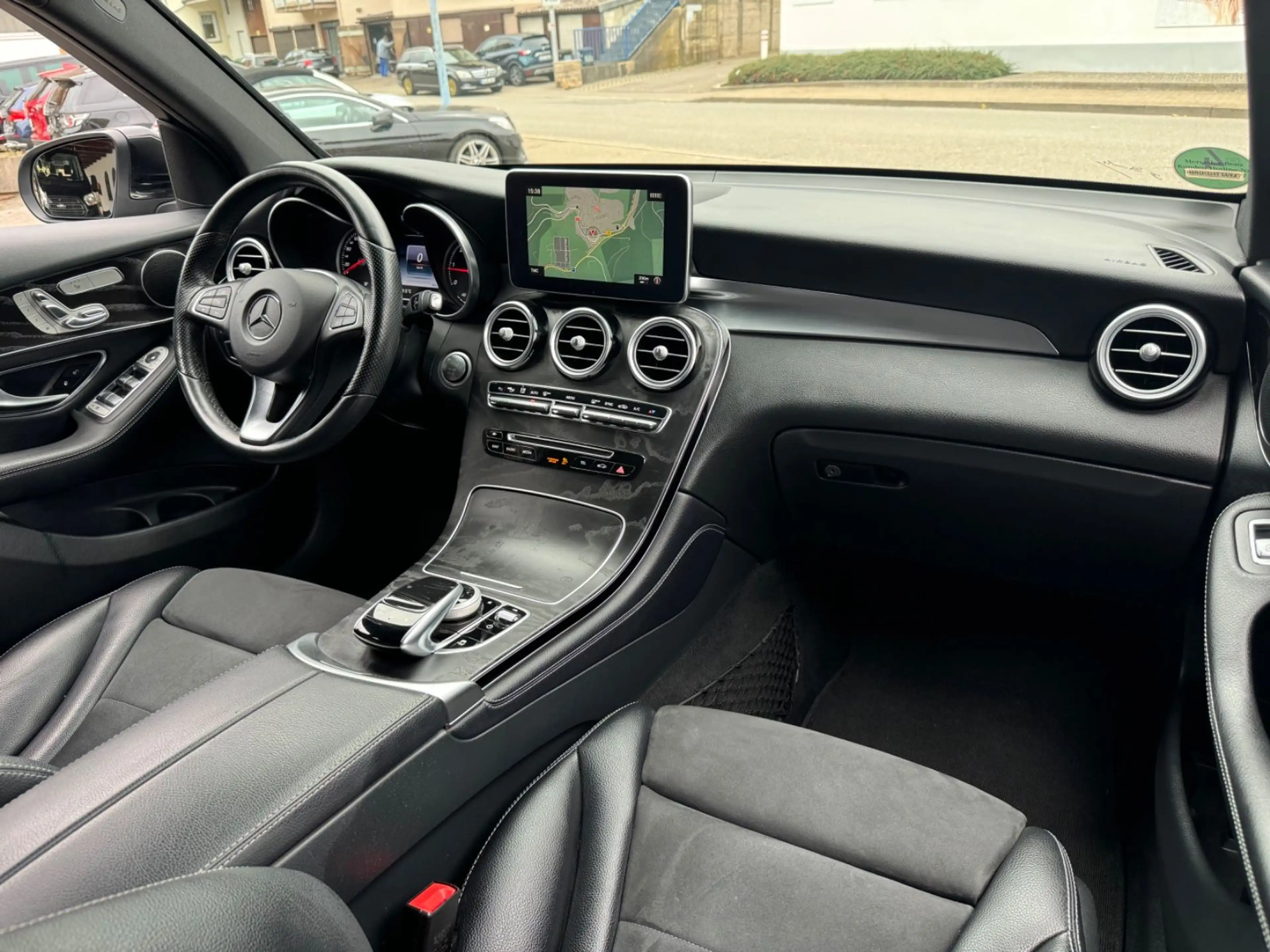 Mercedes-Benz GLC 250 d 4Matic AMG Line *DISTRONIC*360°*LED* — photo 14