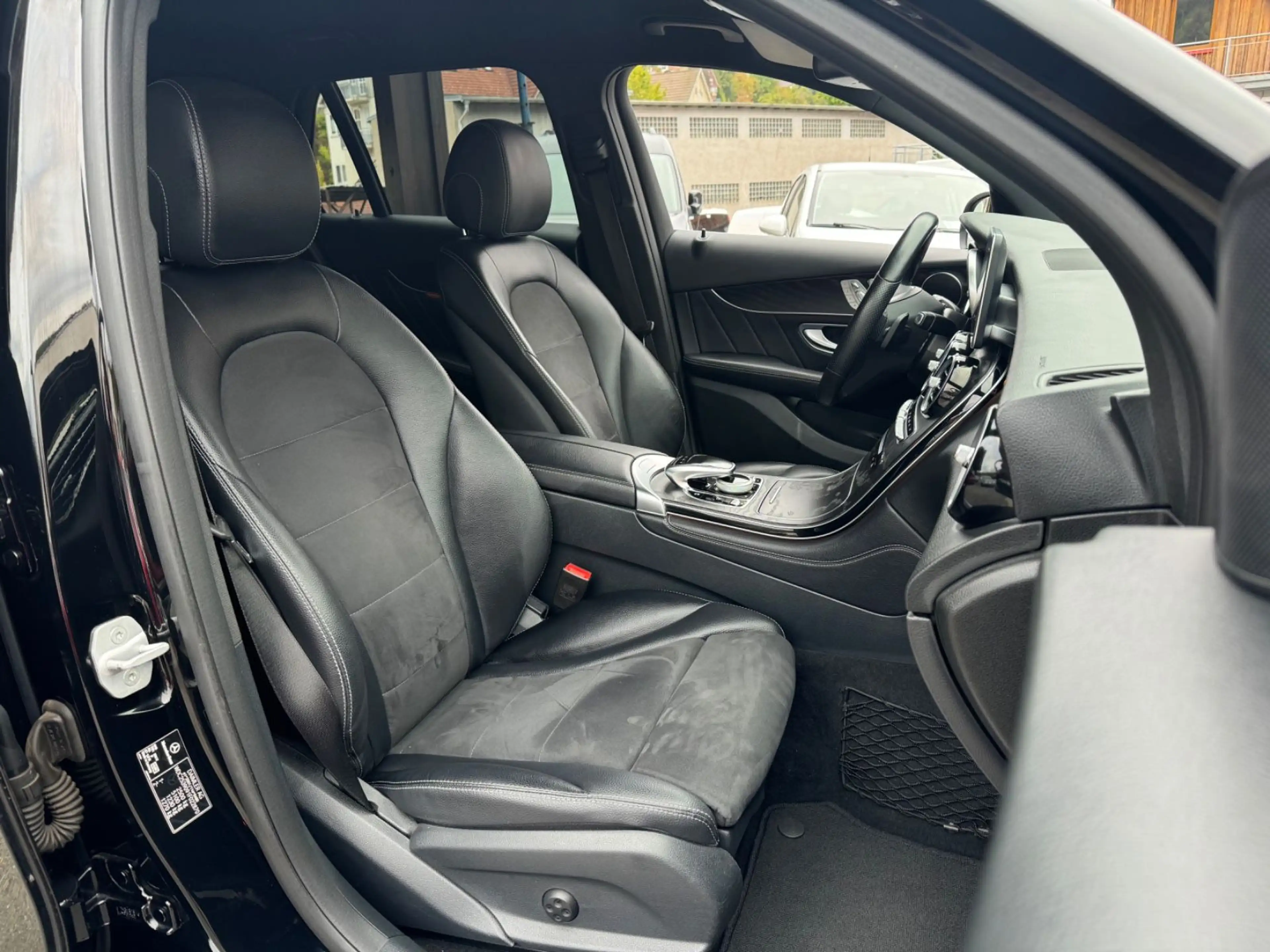 Mercedes-Benz GLC 250 d 4Matic AMG Line *DISTRONIC*360°*LED* — photo 10