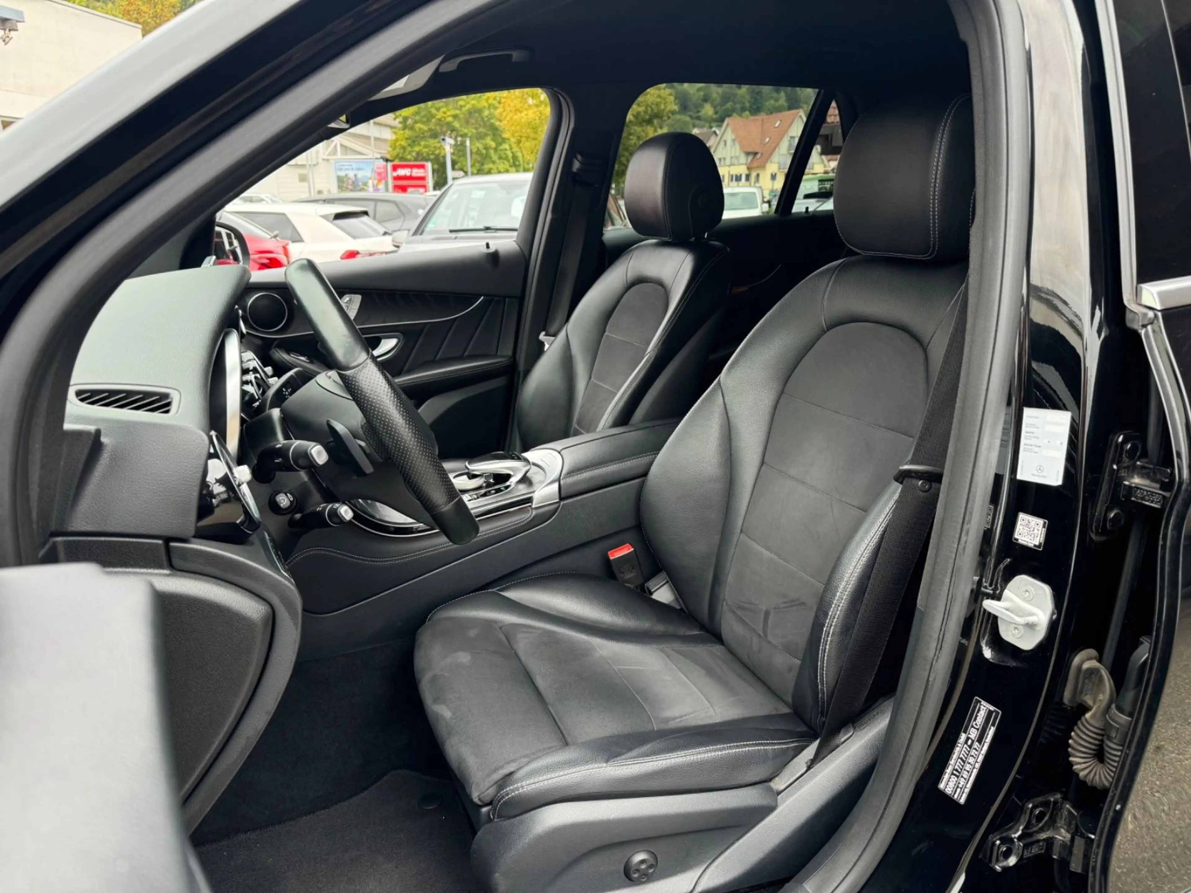 Mercedes-Benz GLC 250 d 4Matic AMG Line *DISTRONIC*360°*LED* — photo 11