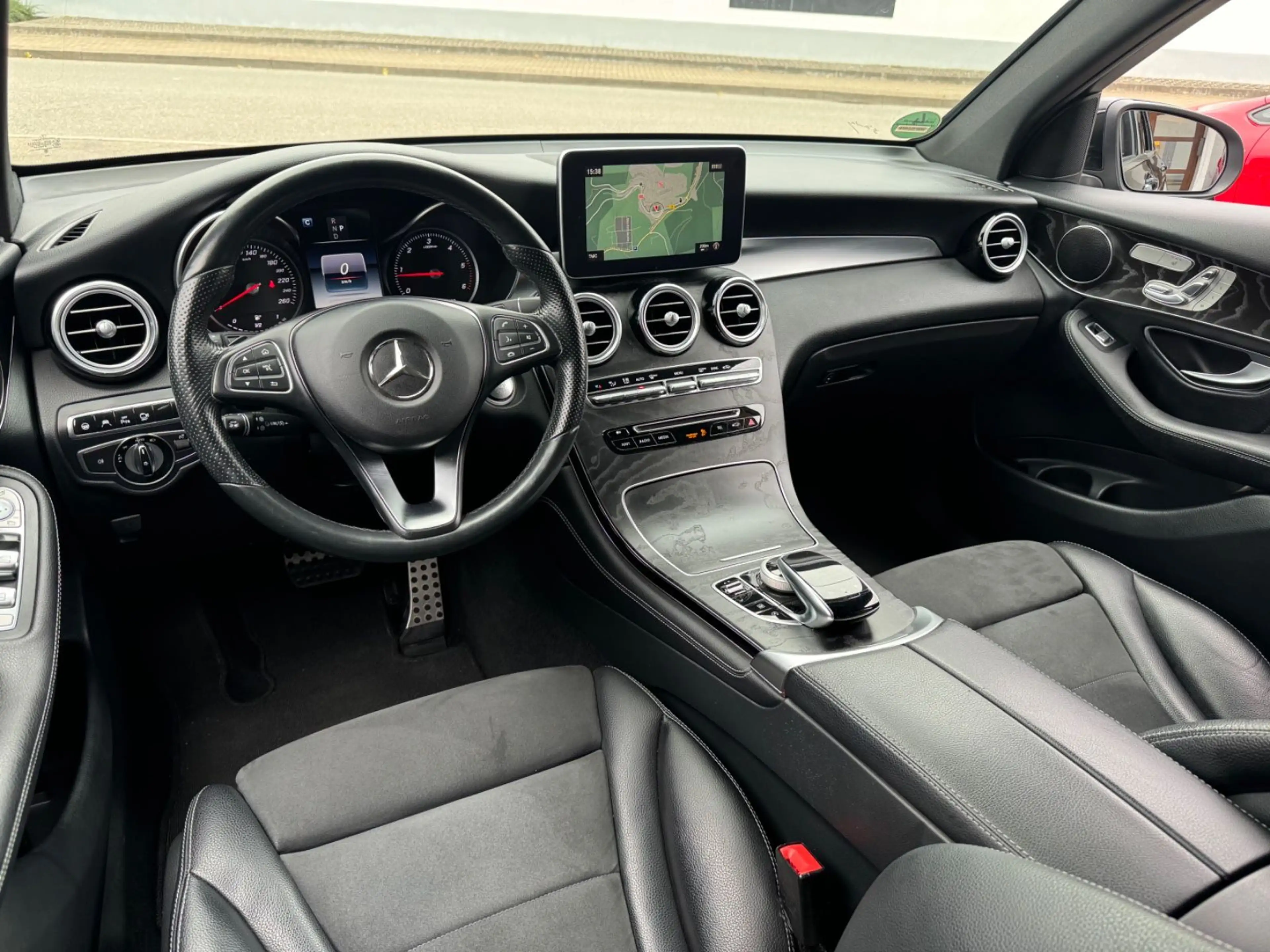 Mercedes-Benz GLC 250 d 4Matic AMG Line *DISTRONIC*360°*LED* — photo 12