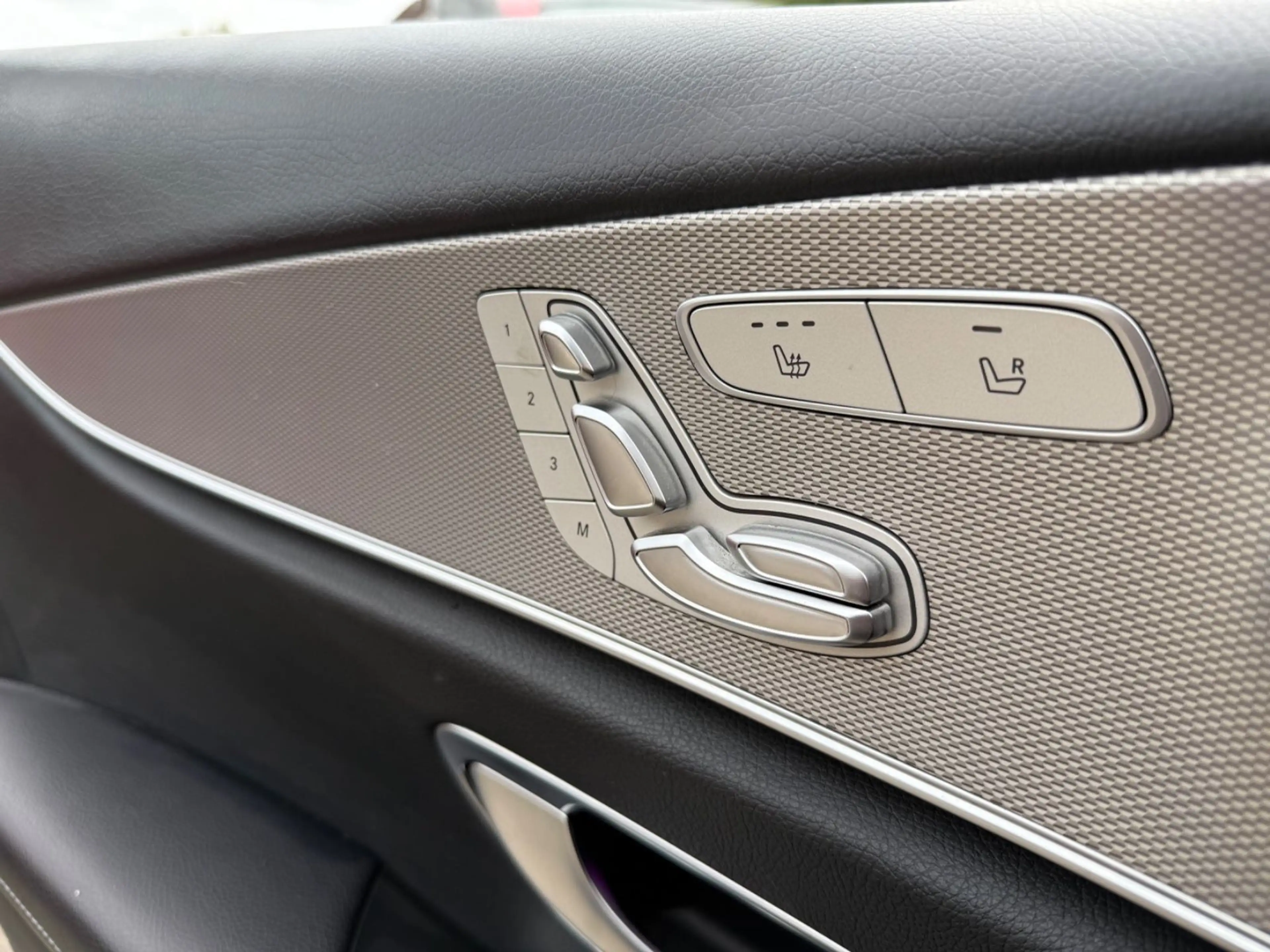 Mercedes-Benz E 350 E350Td AVANTGARDE *DISTRO*360°KAM*AHK*WIDESCREEN — photo 32