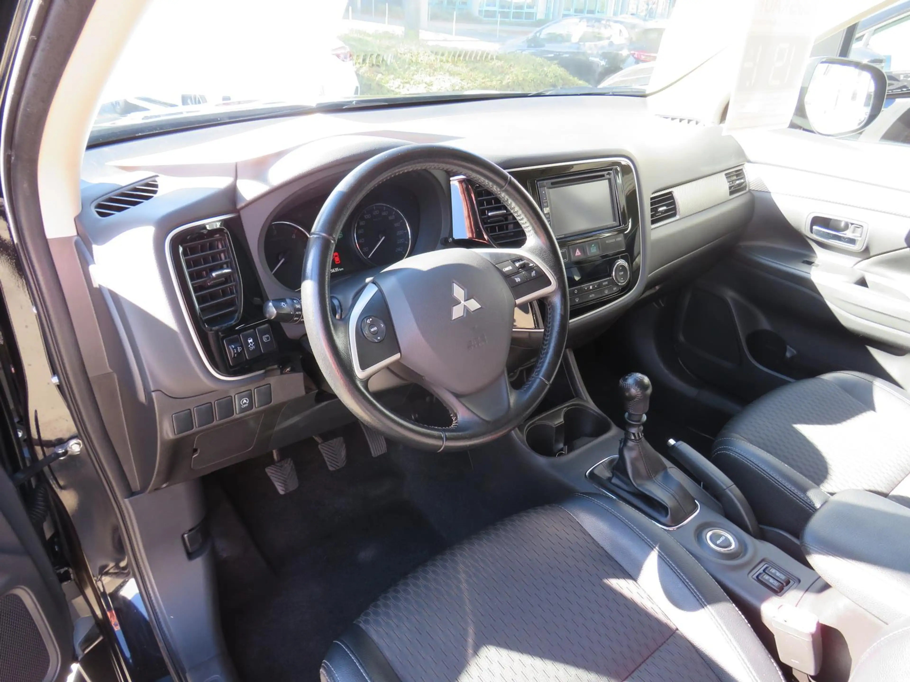Mitsubishi Outlander Diamant Edition 4WD — photo 8